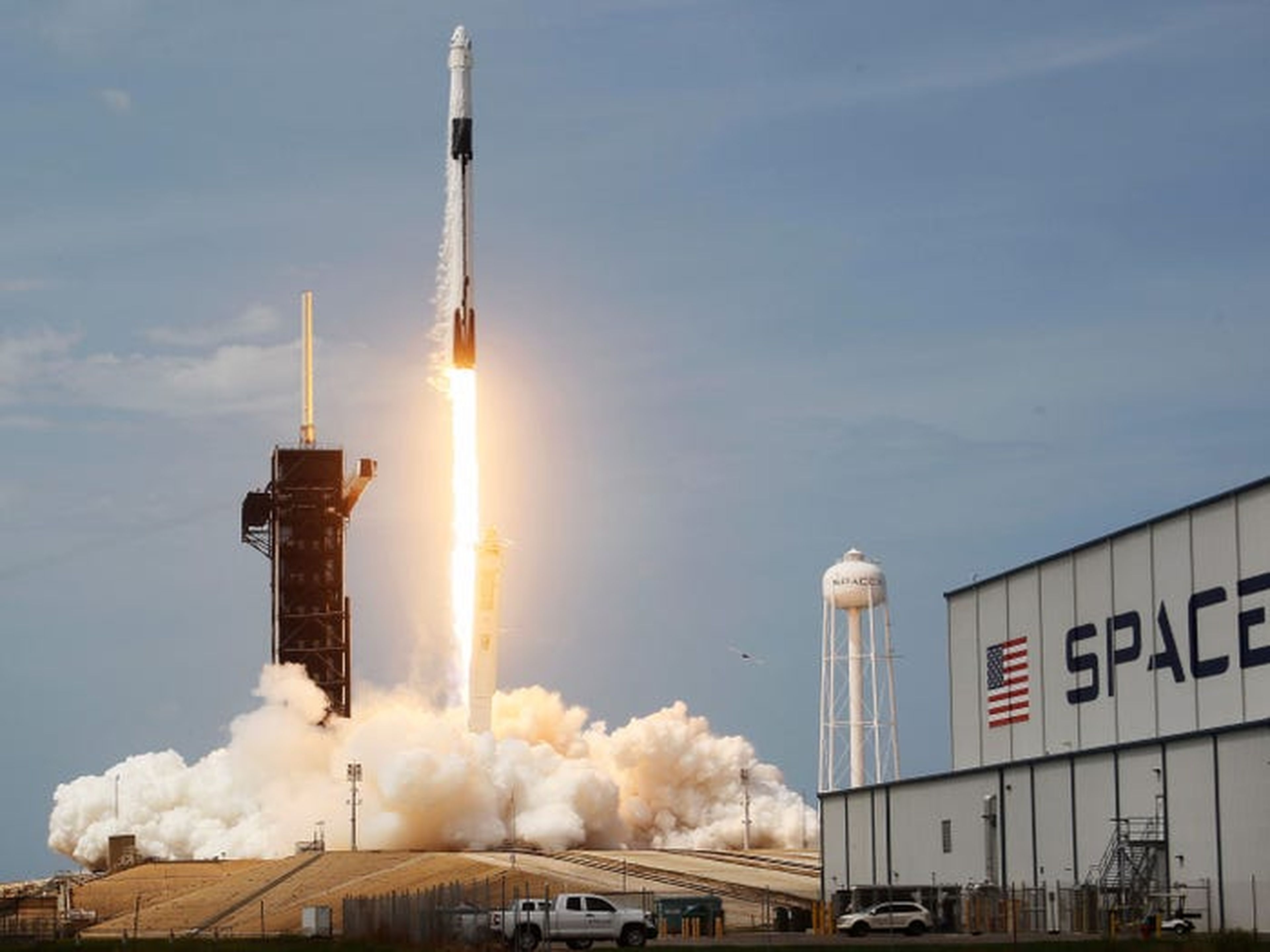 Lanzamiento del cohete Falcon 9 de SpaceX desde el Centro Espacial Kennedy de Florida