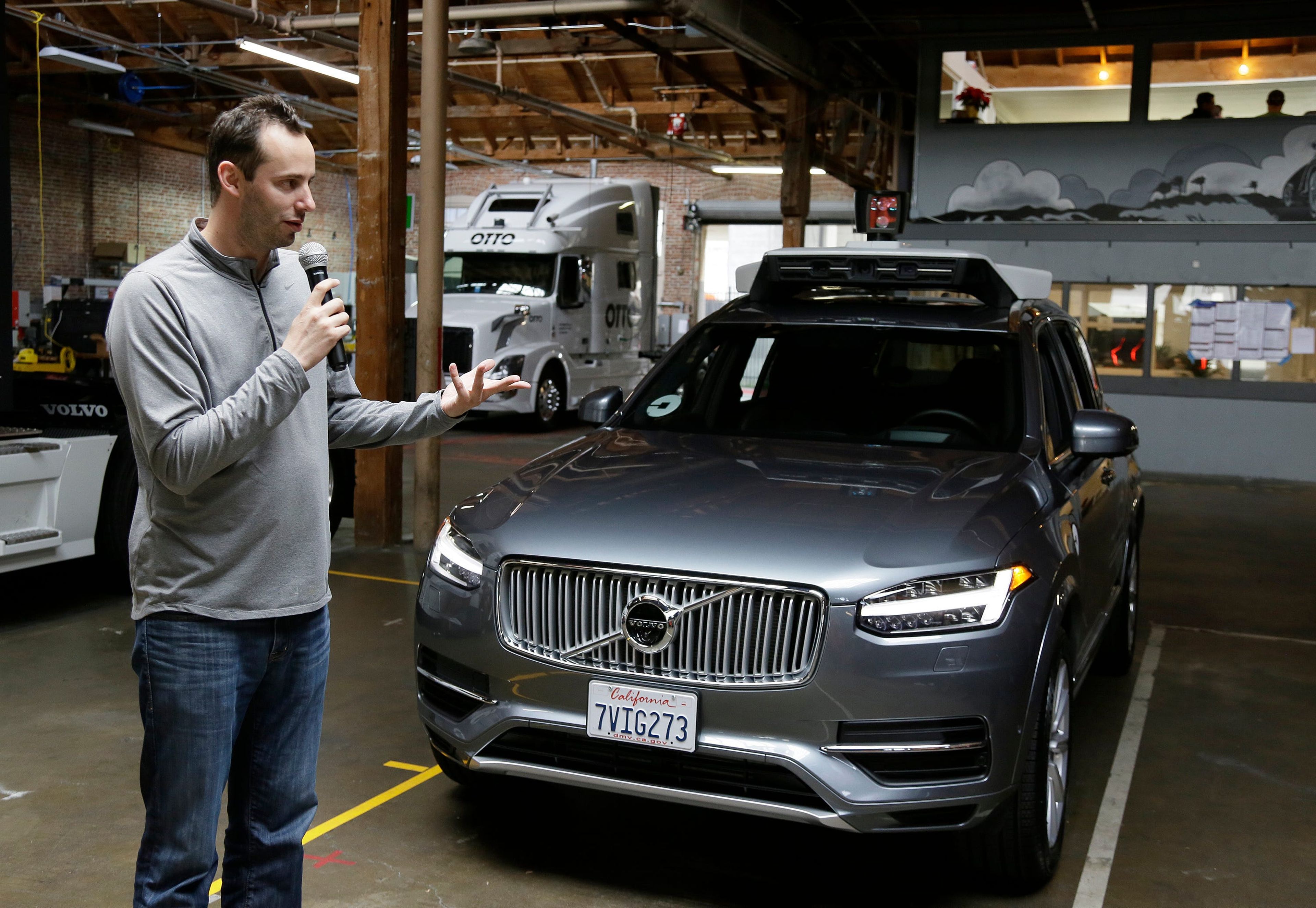 Levandowski, como nuevo jefe del equipo de conducción autónoma de Uber, muestra su vehículo a la prensa en 2016.