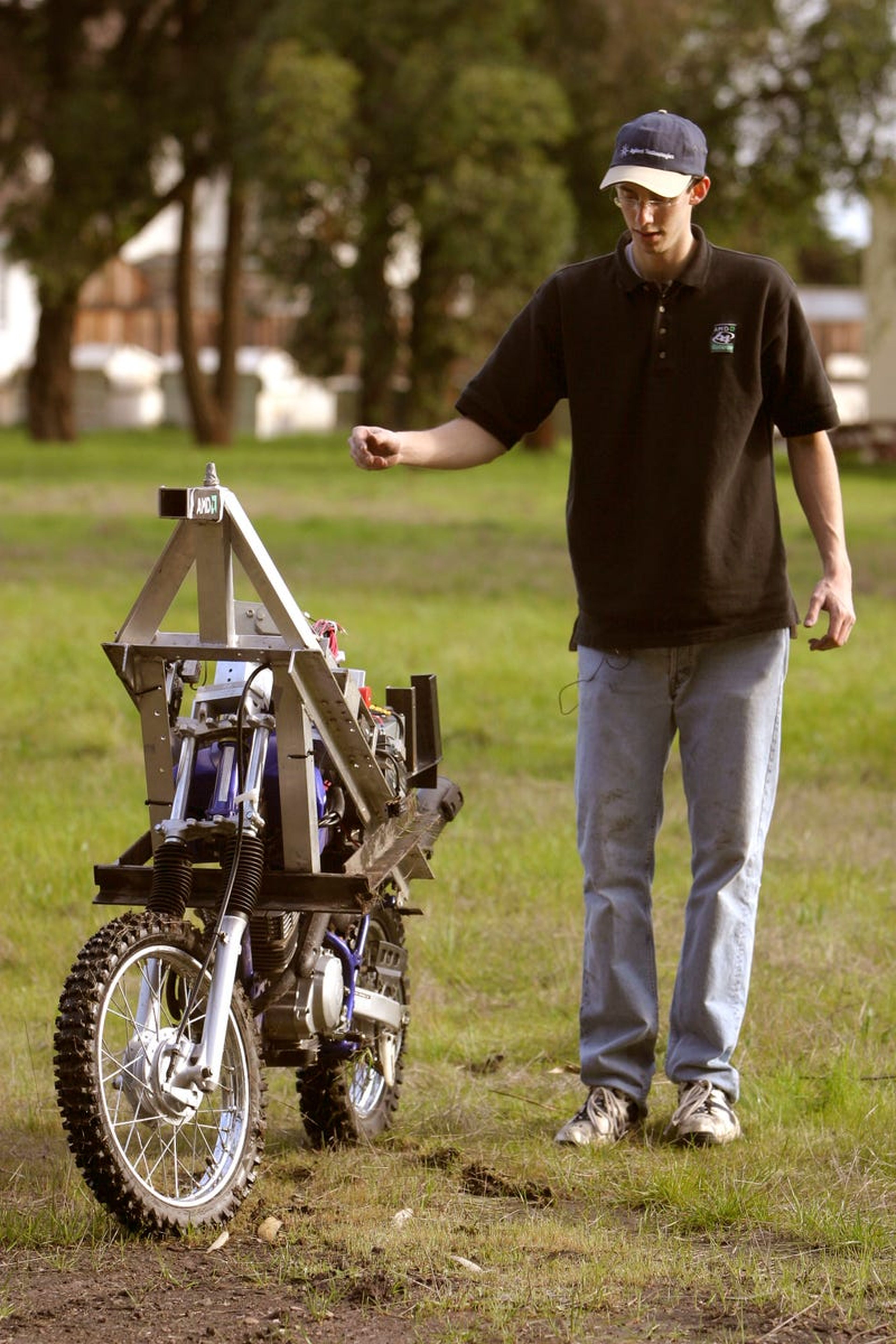 Levandowski participó en los Grandes Desafíos de DARPA de 2004 y 2005 con una motocicleta autopropulsada.