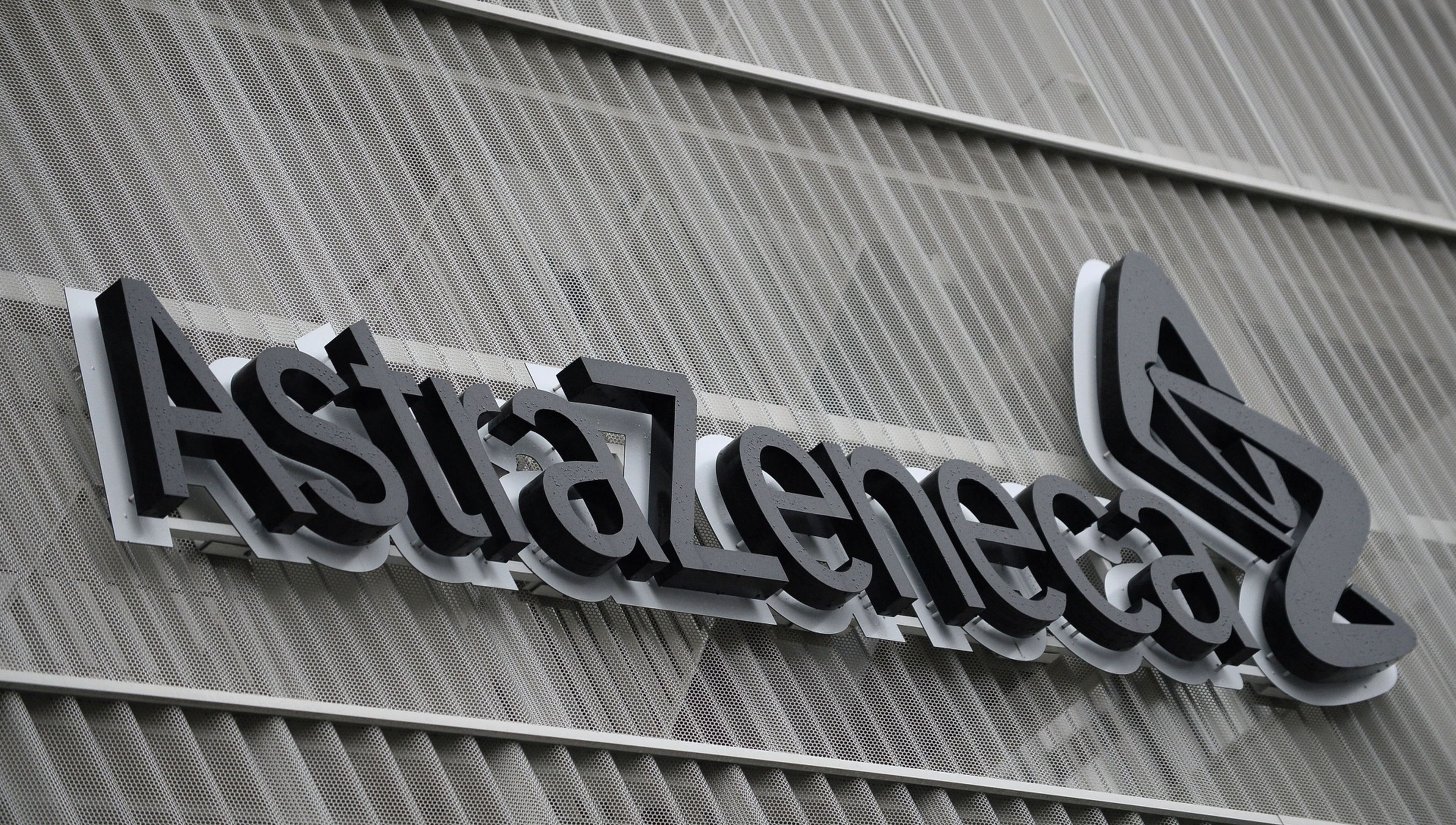 El logotipo de la farmacéutica AstraZeneca en su sede en Bruselas (Bélgica)