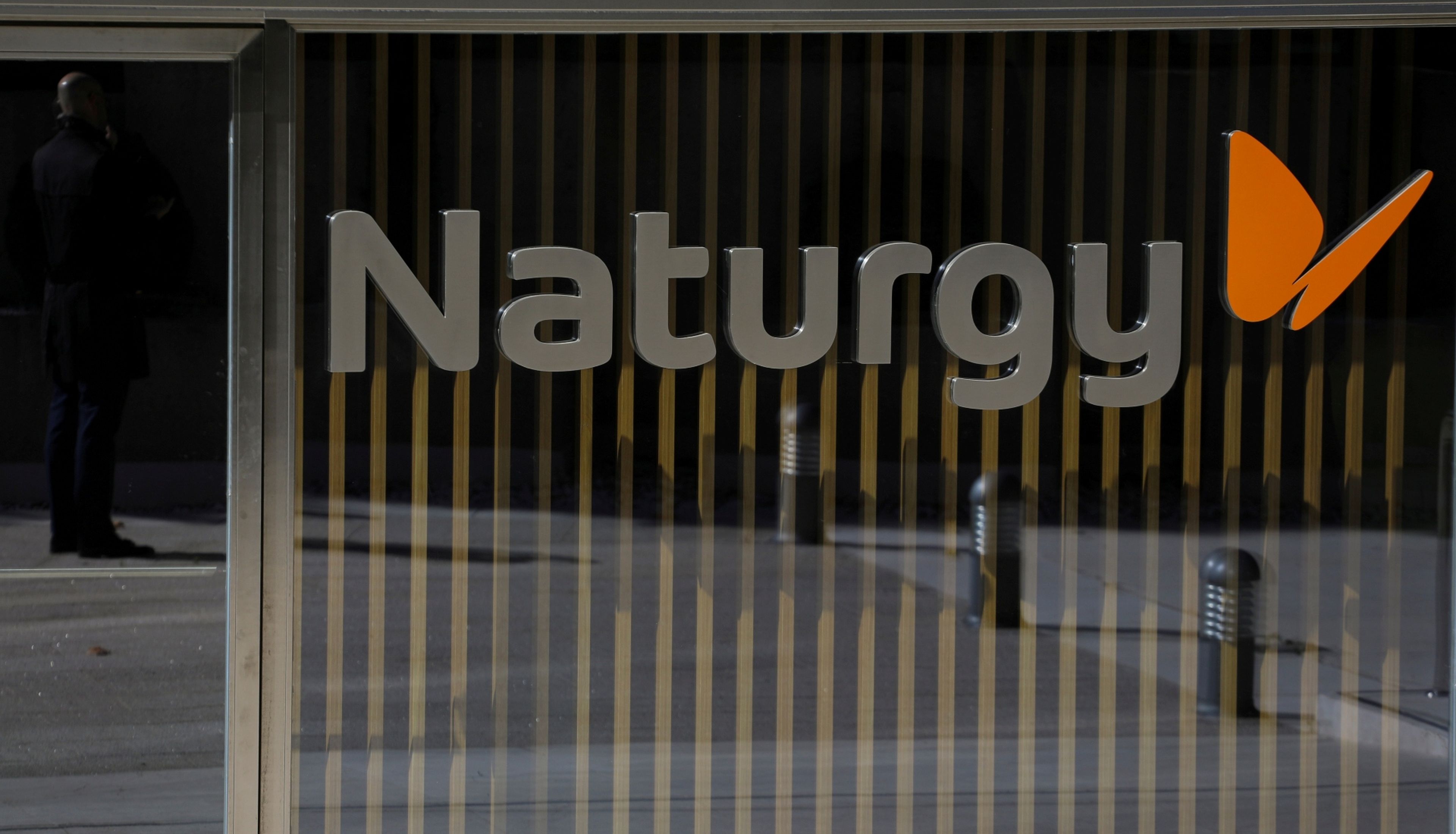 El logotipo de Naturgy en la fachada de su sede en Madrid