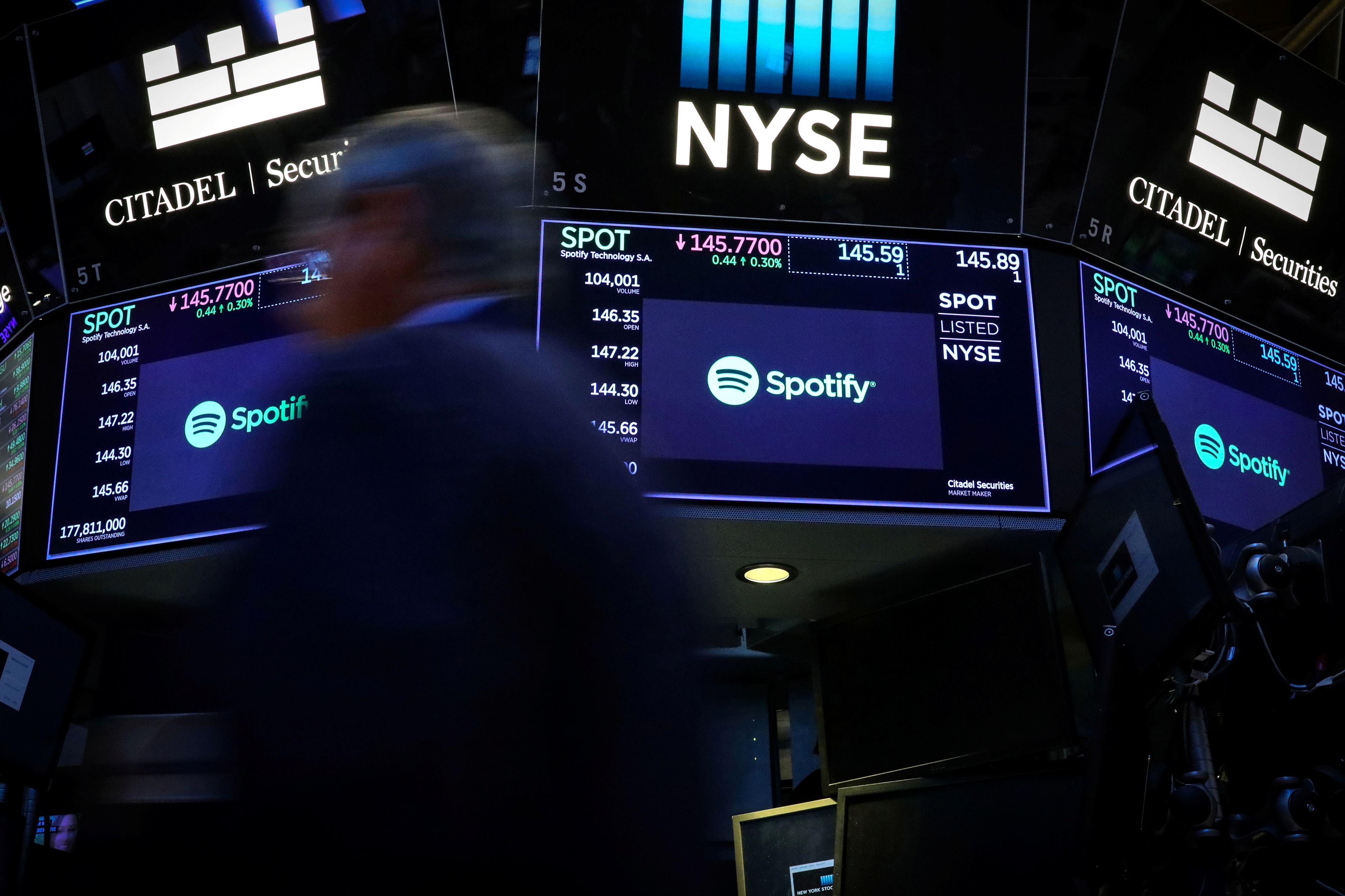 El logotipo de Spotify en la Bolsa de Nueva York.