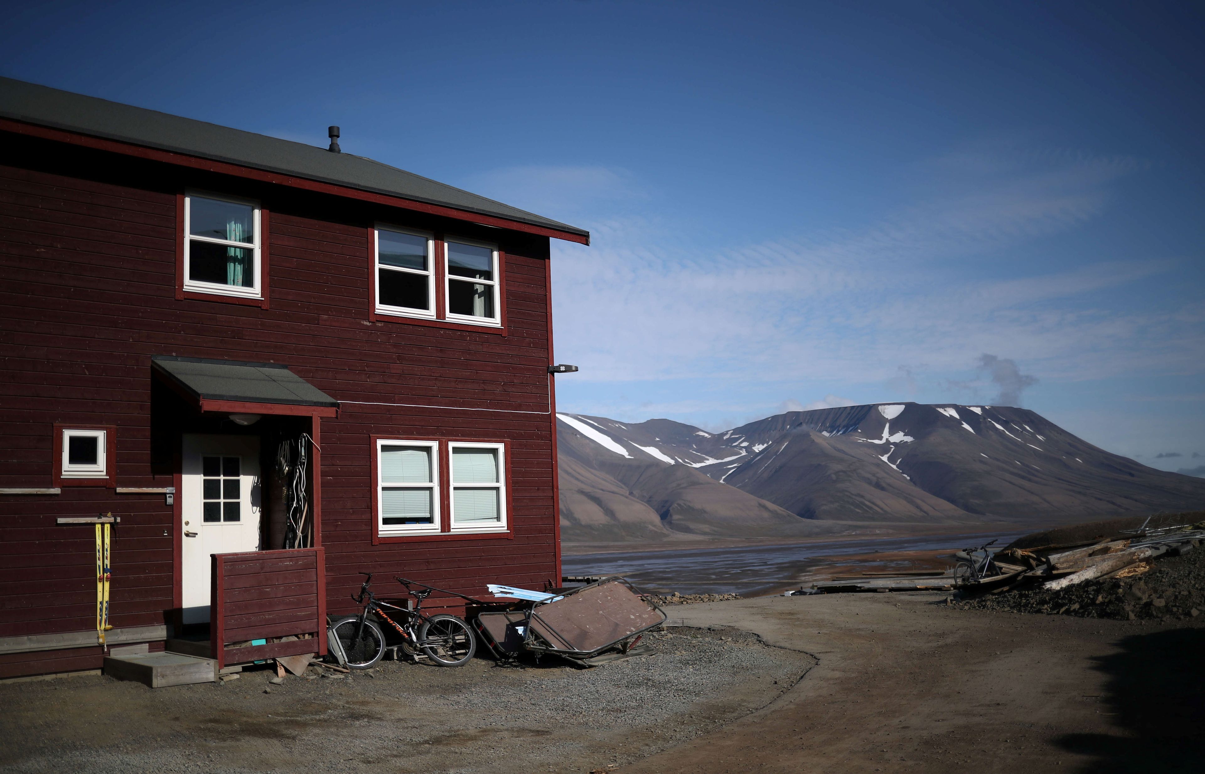 El pequeño pueblo de Longyerbyen, situado en la región de Svalbard (Noruega)