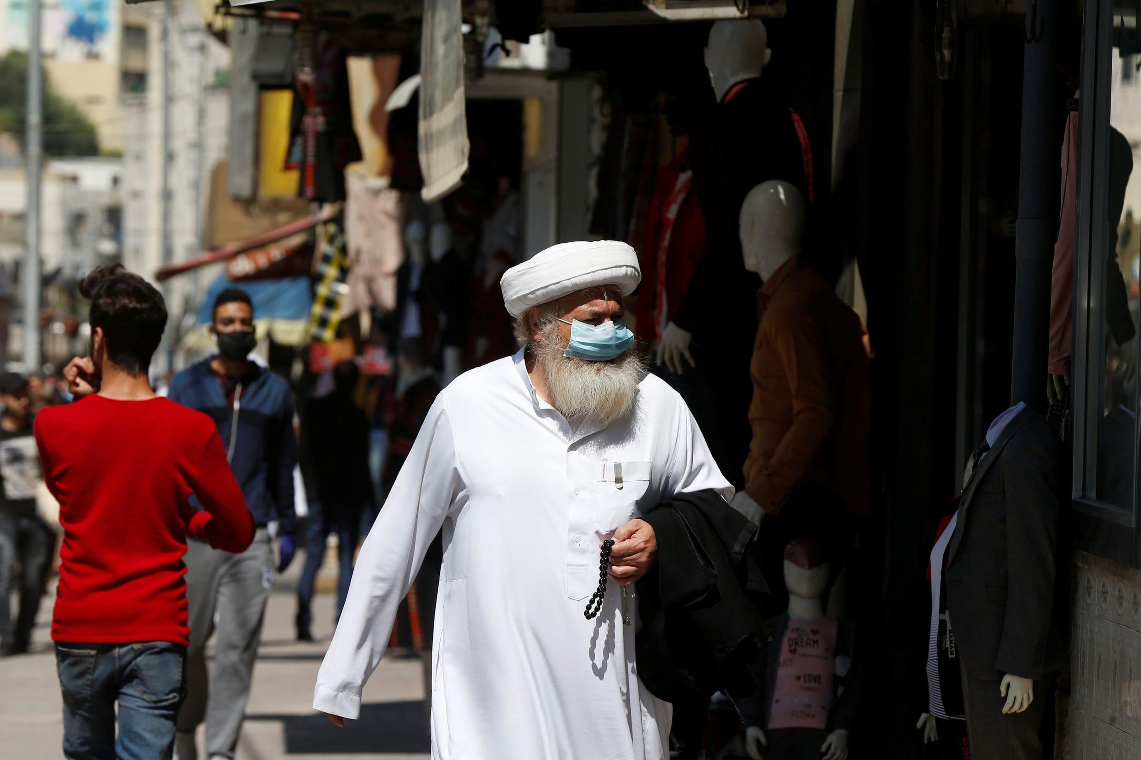 Un hombre con mascarilla pasea por el mercado principal en el centro de Ammán, Jordania, el 29 de abril de 2020.