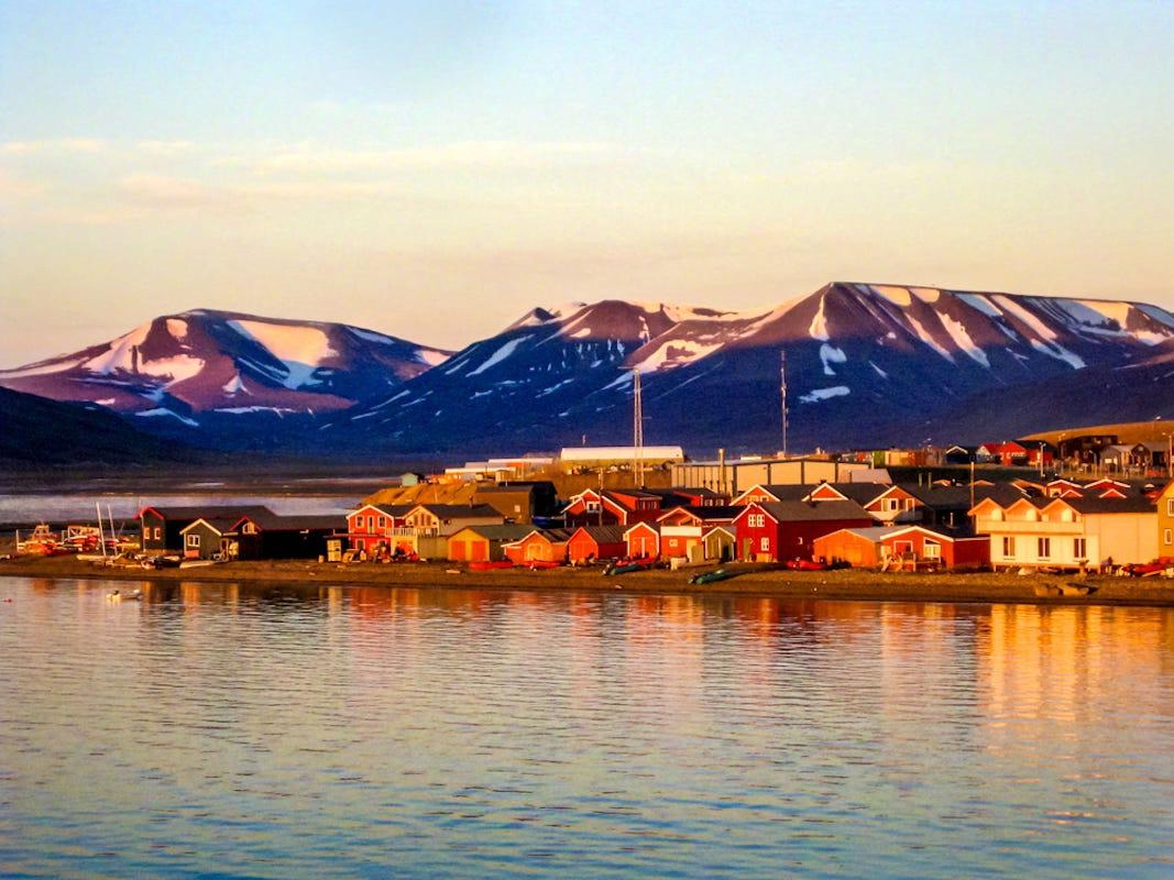 El sol de medianoche sobre Longyearbyen.