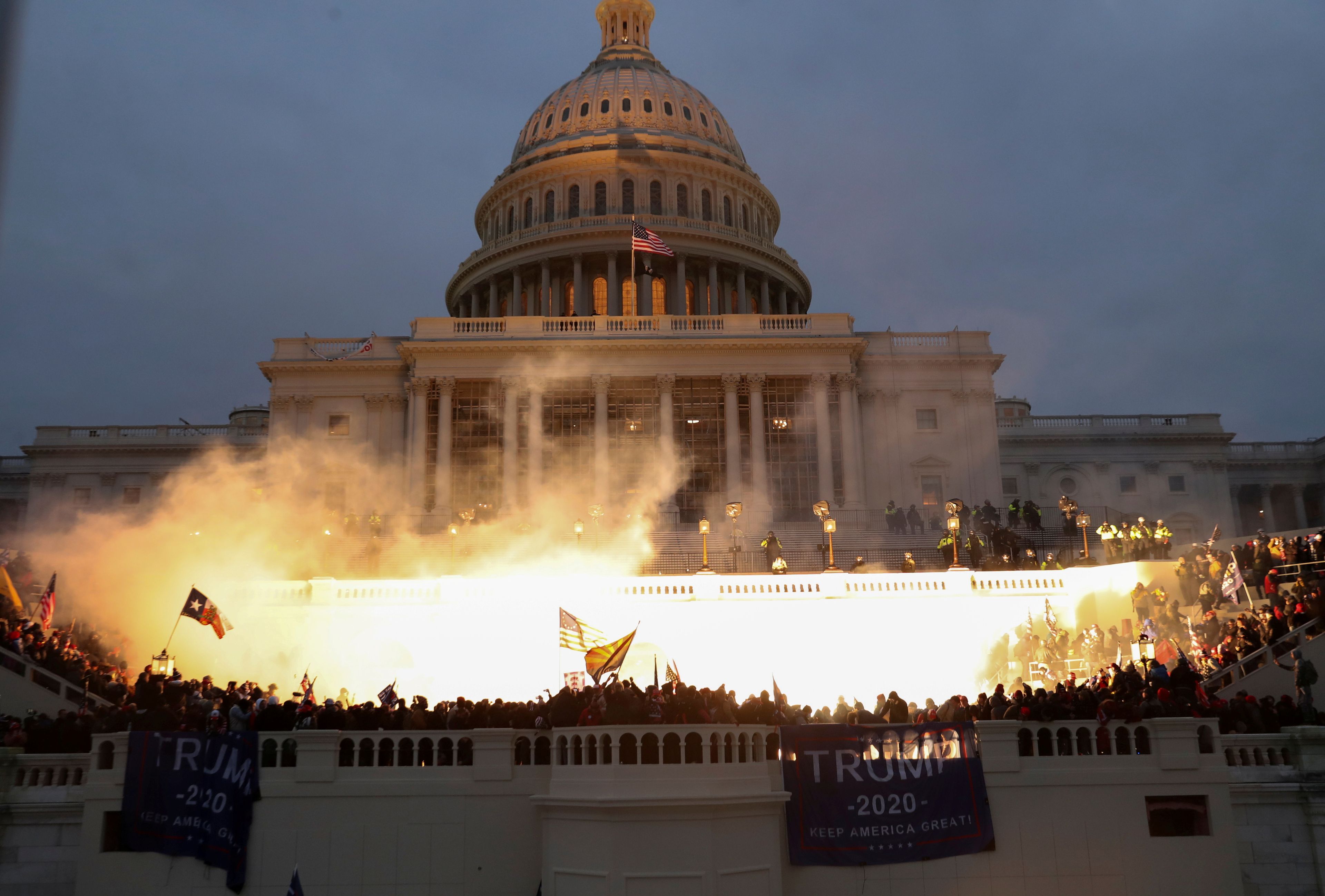 El momento de una explosión causada por munición policial en la entrada del Capitolio de Estados Unidos, asaltado por centenares de partidarios de Donald Trump.