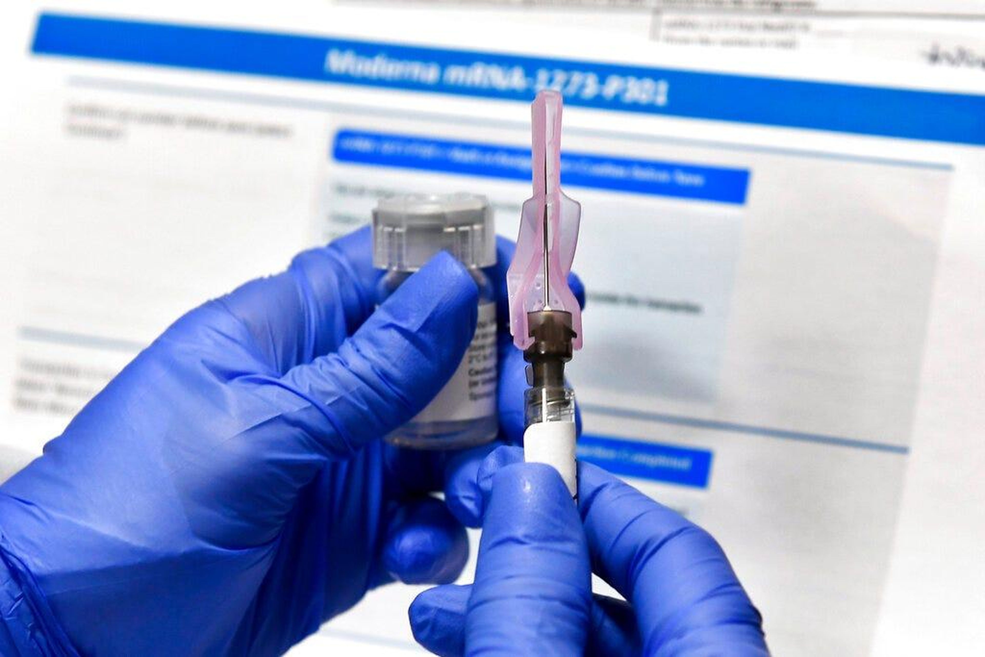 Una enfermera prepara una vacuna contra el coronavirus desarrollada por los Institutos Nacionales de Salud de EEUU y Moderna.