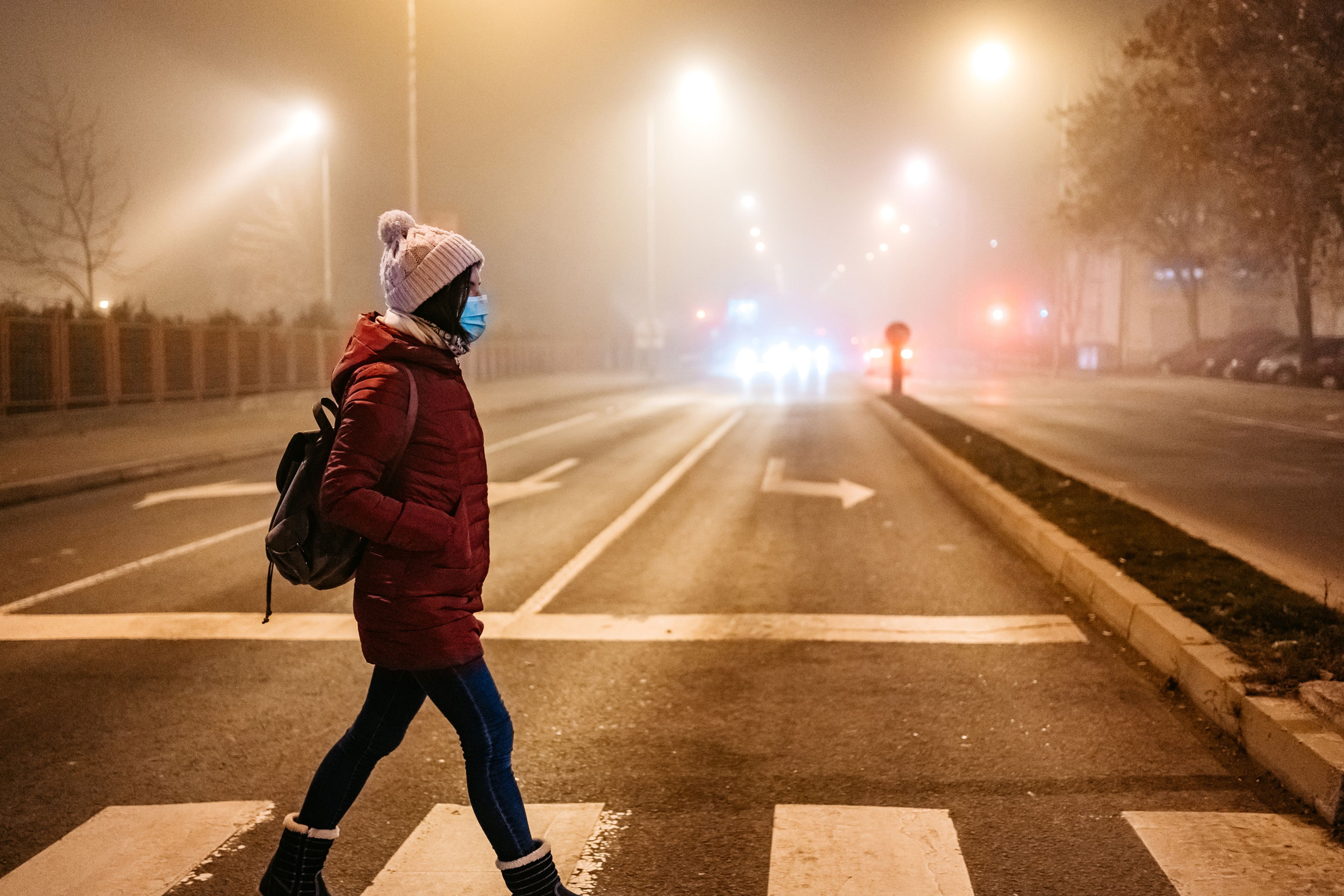 Mujer en la calle con frío