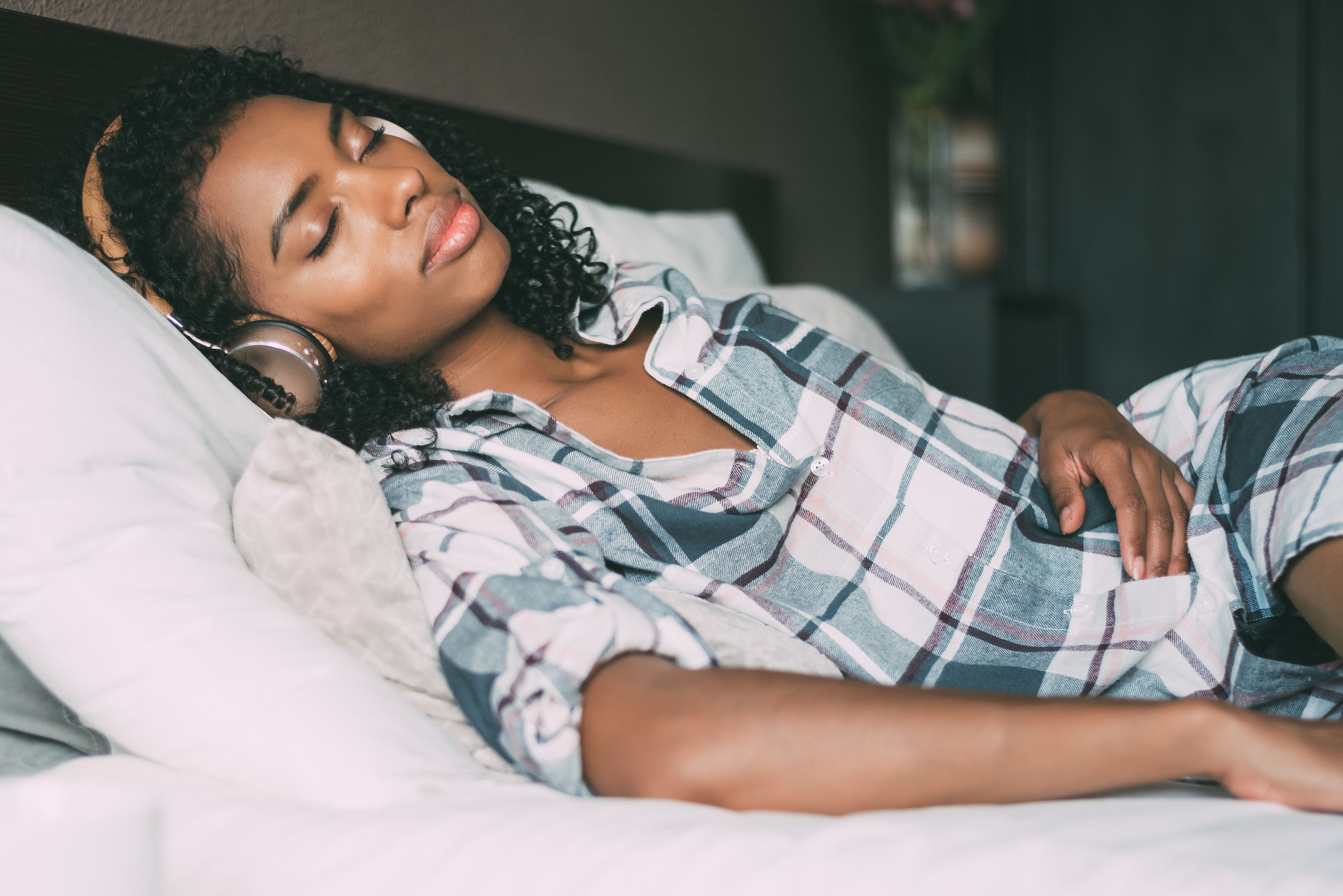 mujer durmiendo mientras escucha música