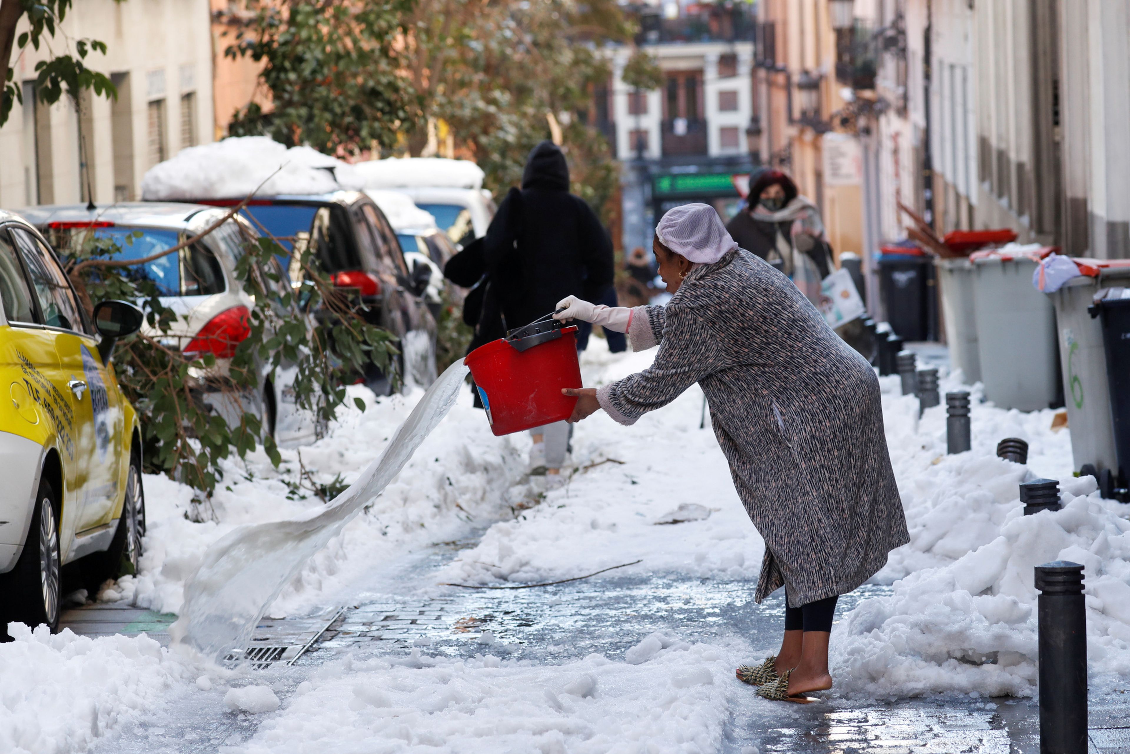 mujer retirando nieve en Madrid