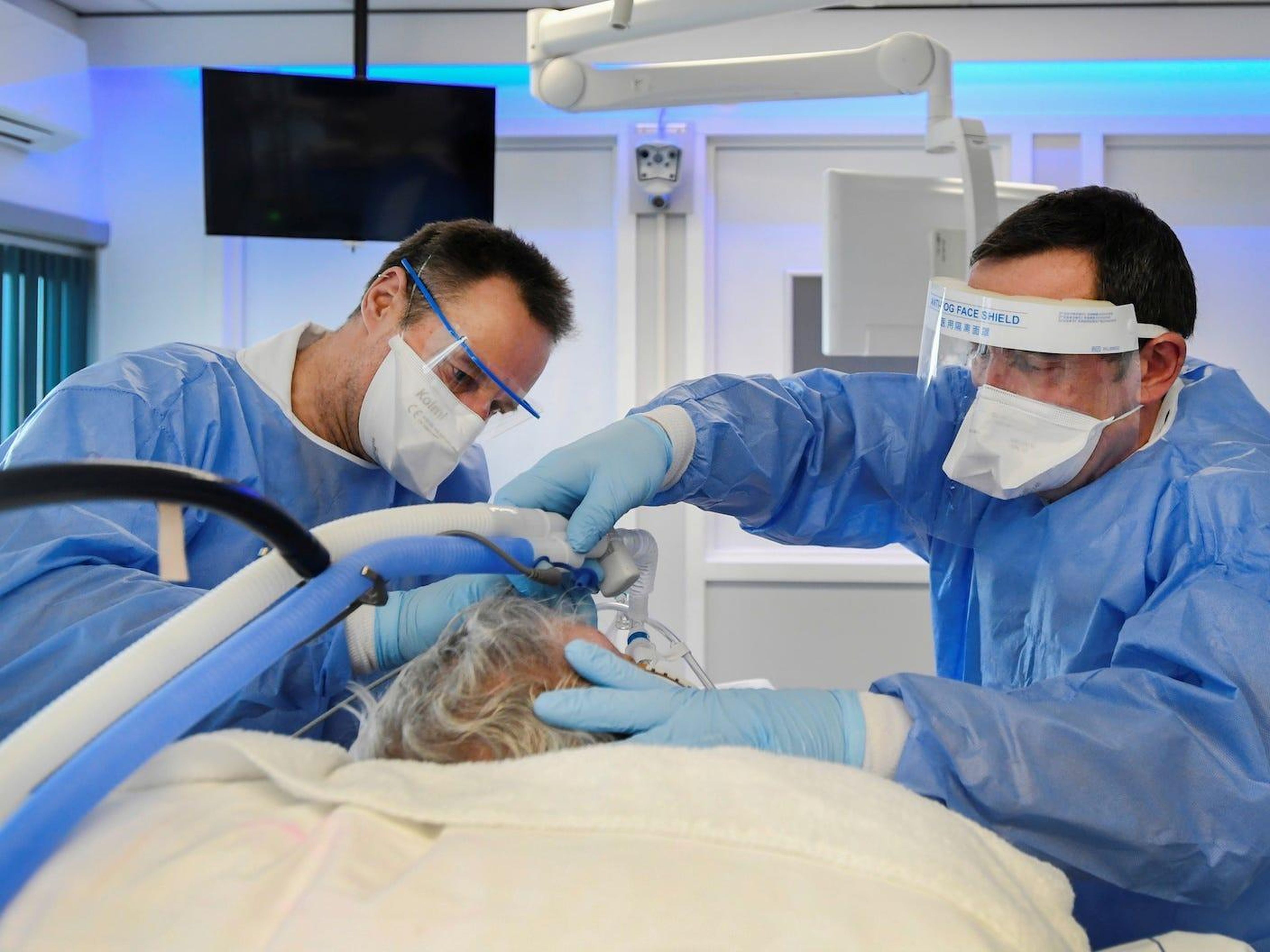 El personal médico que lleva trajes de protección completa es visto mientras trata a un paciente infectado con el coronavirus en la UCI en el UMC+ de Maastricht, Holanda, el 10 de noviembre de 2020.