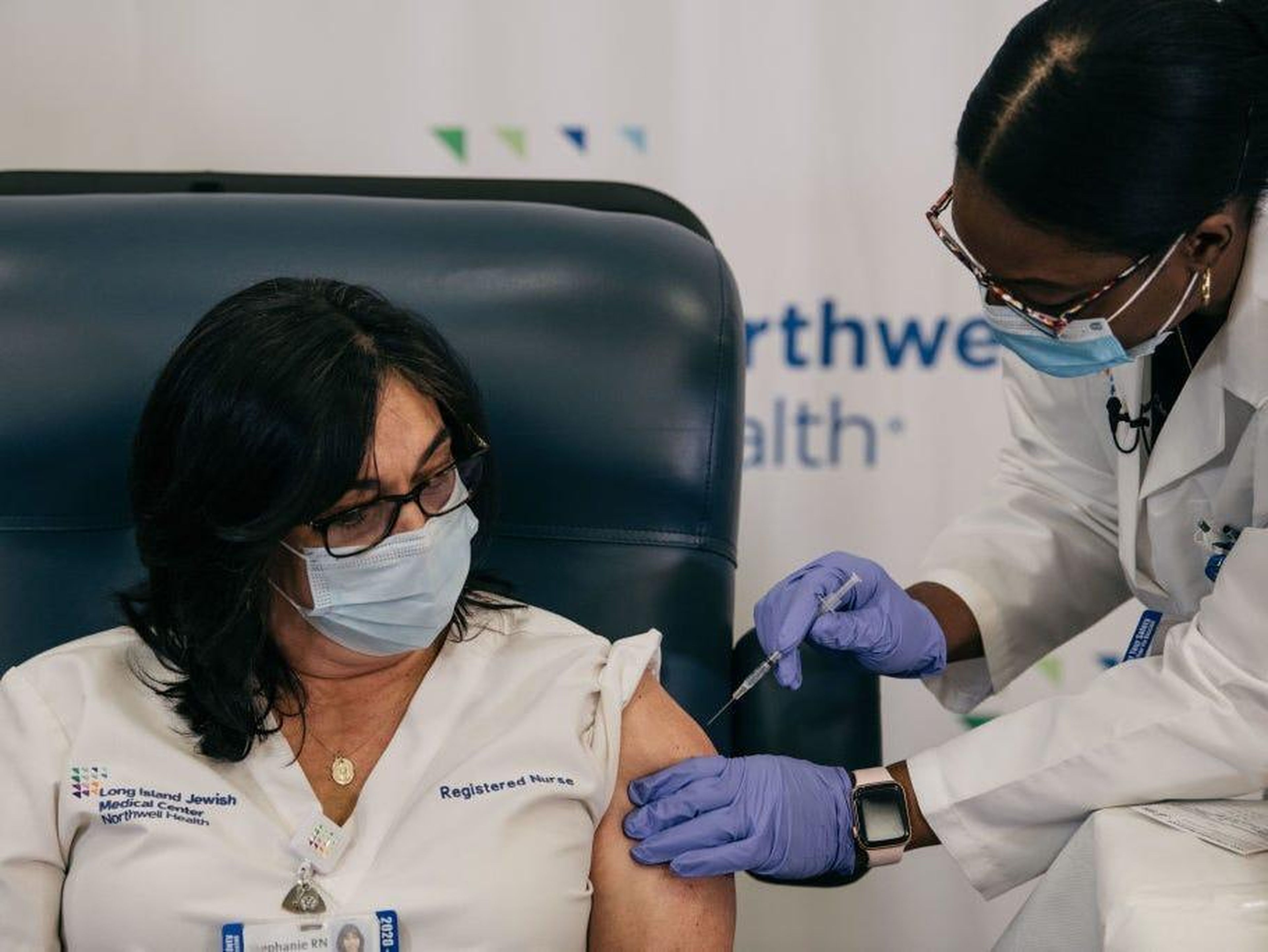 La enfermera Stephanie Cal recibe la vacuna COVID-19 en el Long Island Jewish Medical Center, Nueva York, Estados Unidos.