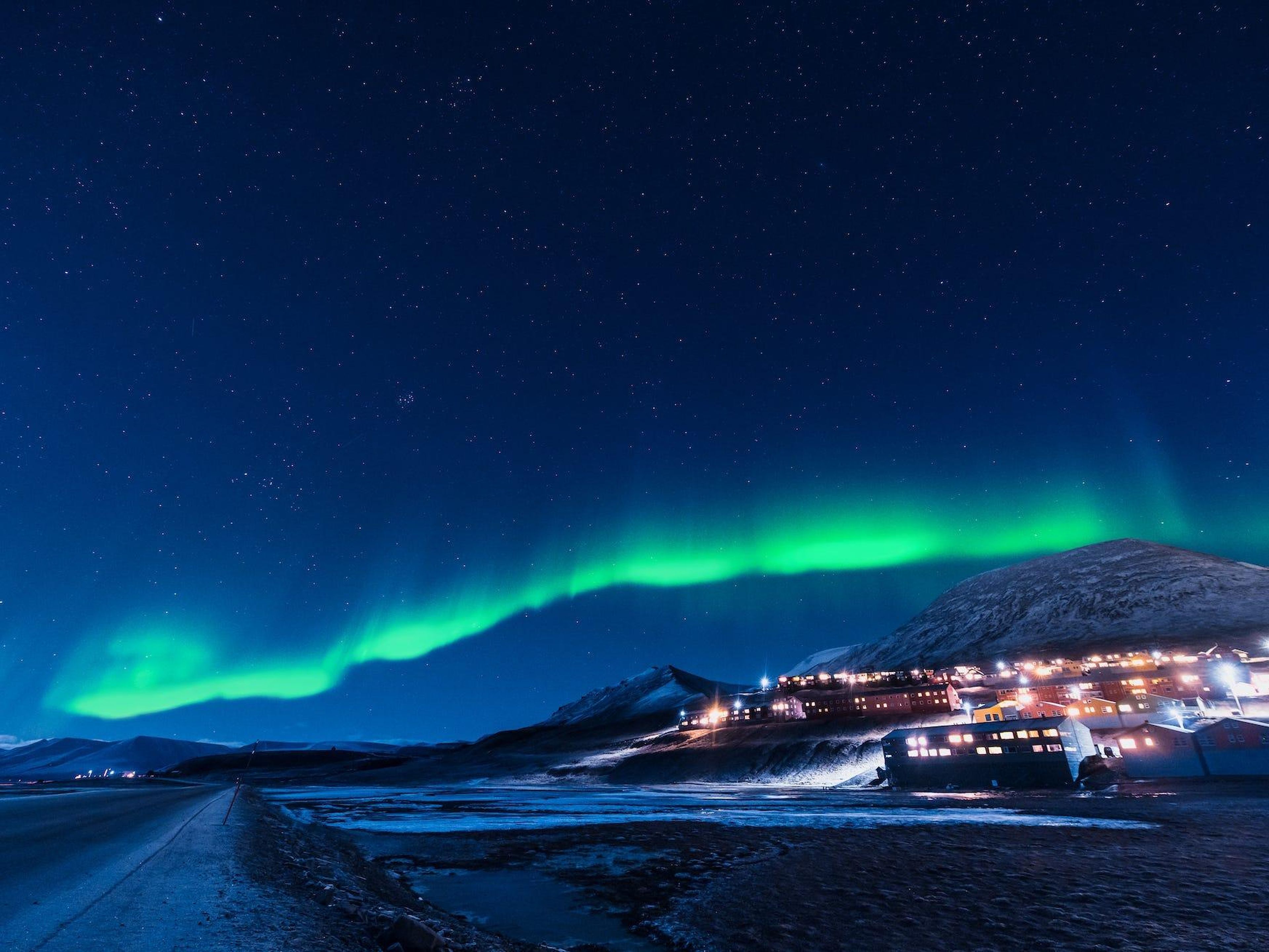 La aurora boreal sobre Longyearbyen.