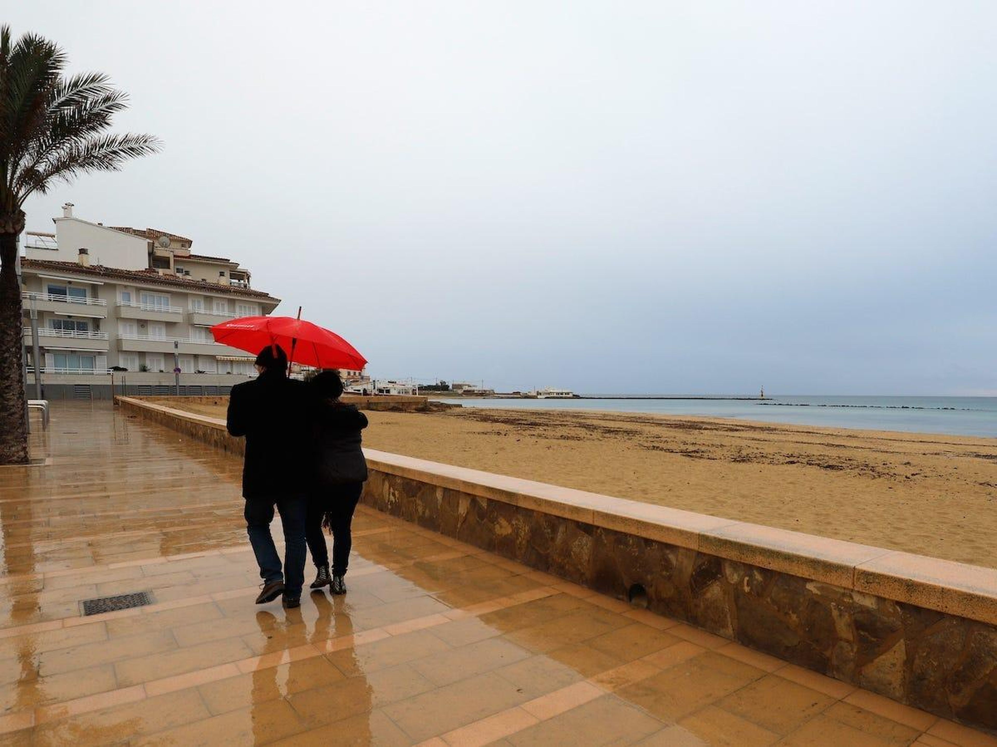 La playa casi vacía de Palma, España, el 25 de diciembre de 2020.