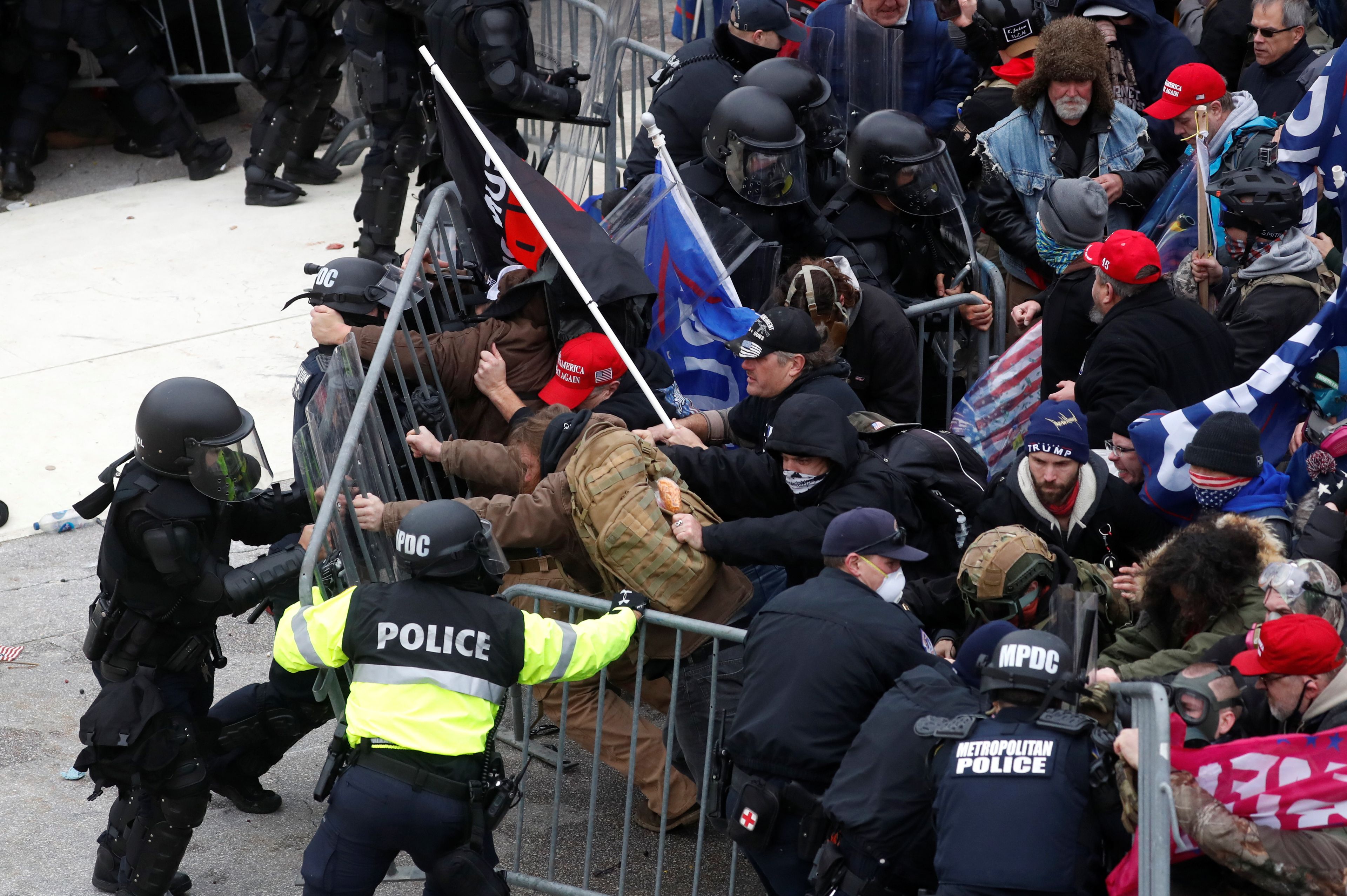 Partidarios de Donald Trump rompen el cerco policial para entrar al Capitolio, el 6 de enero.