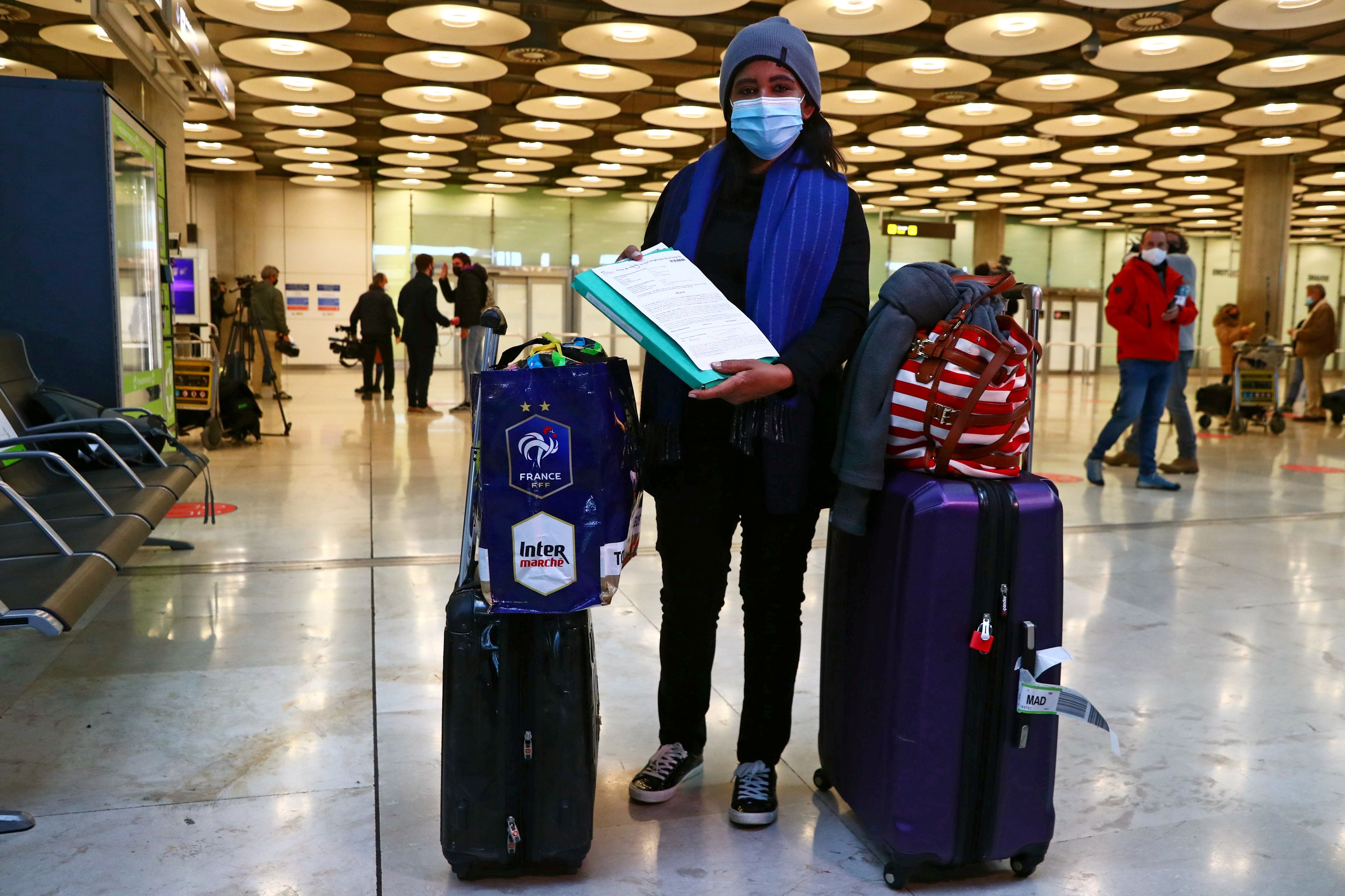 Una pasajera procedente de Francia muestra su prueba PCR a su llegada a Madrid.