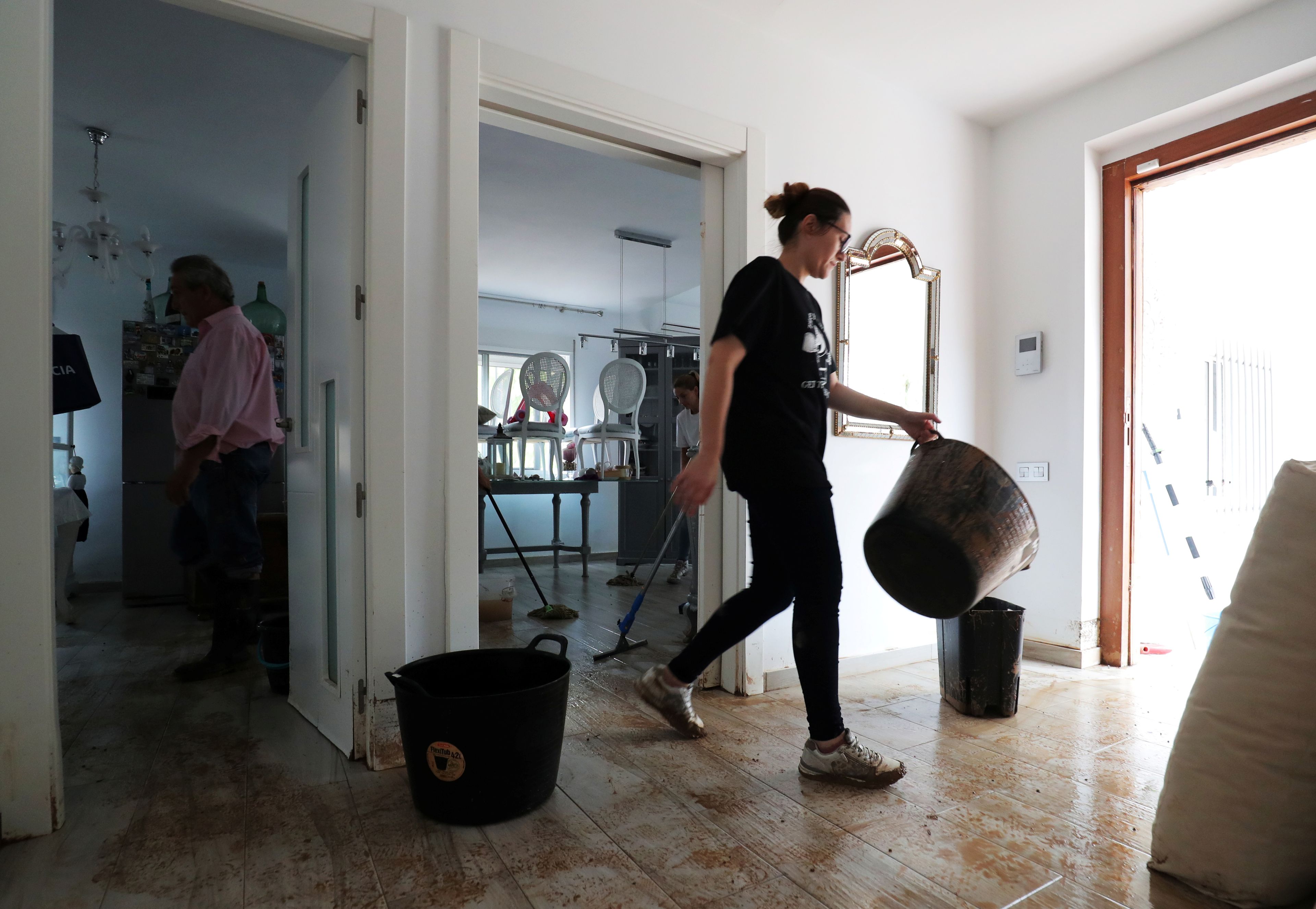 personas limpiando su casa tras inundación