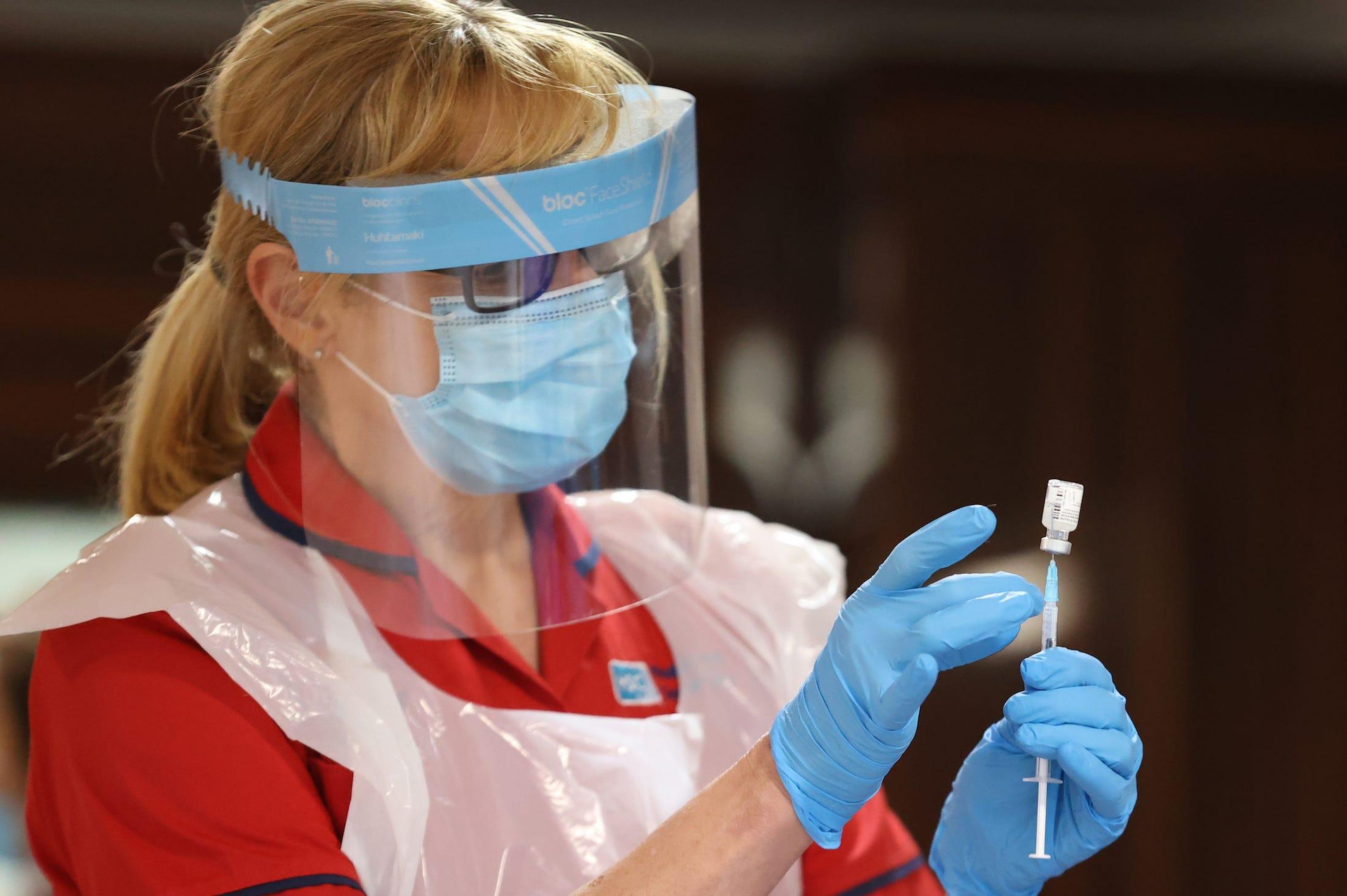 Una enfermera se prepara para inyectar al personal la vacuna COVID-19 de Pfizer/BioNTech en la residencia Bradley Manor de Belfast, Reino Unido, el 9 de diciembre de 2020.