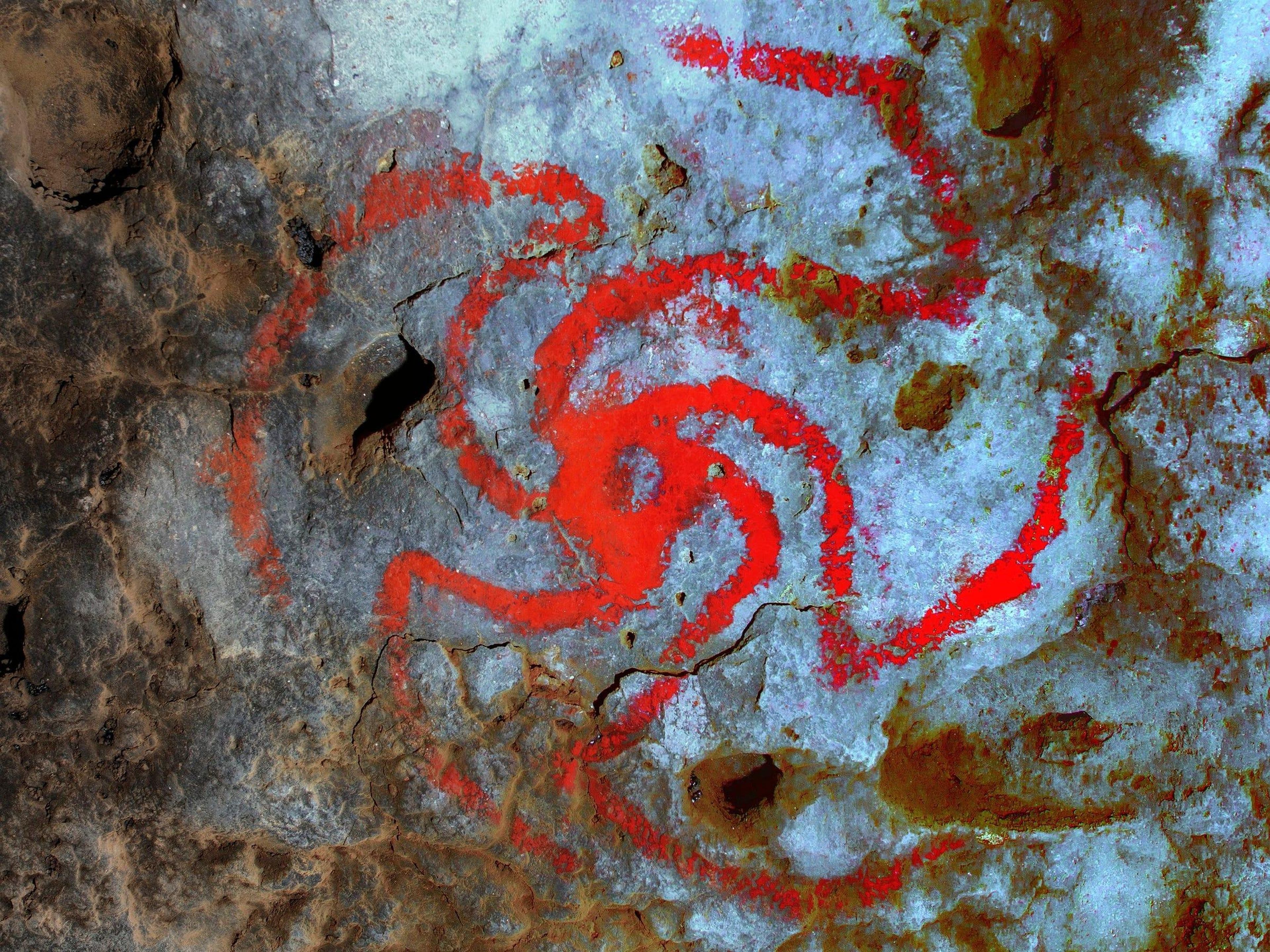 Una imagen mejorada de una pintura en el techo de la cueva Pinwheel en California.
