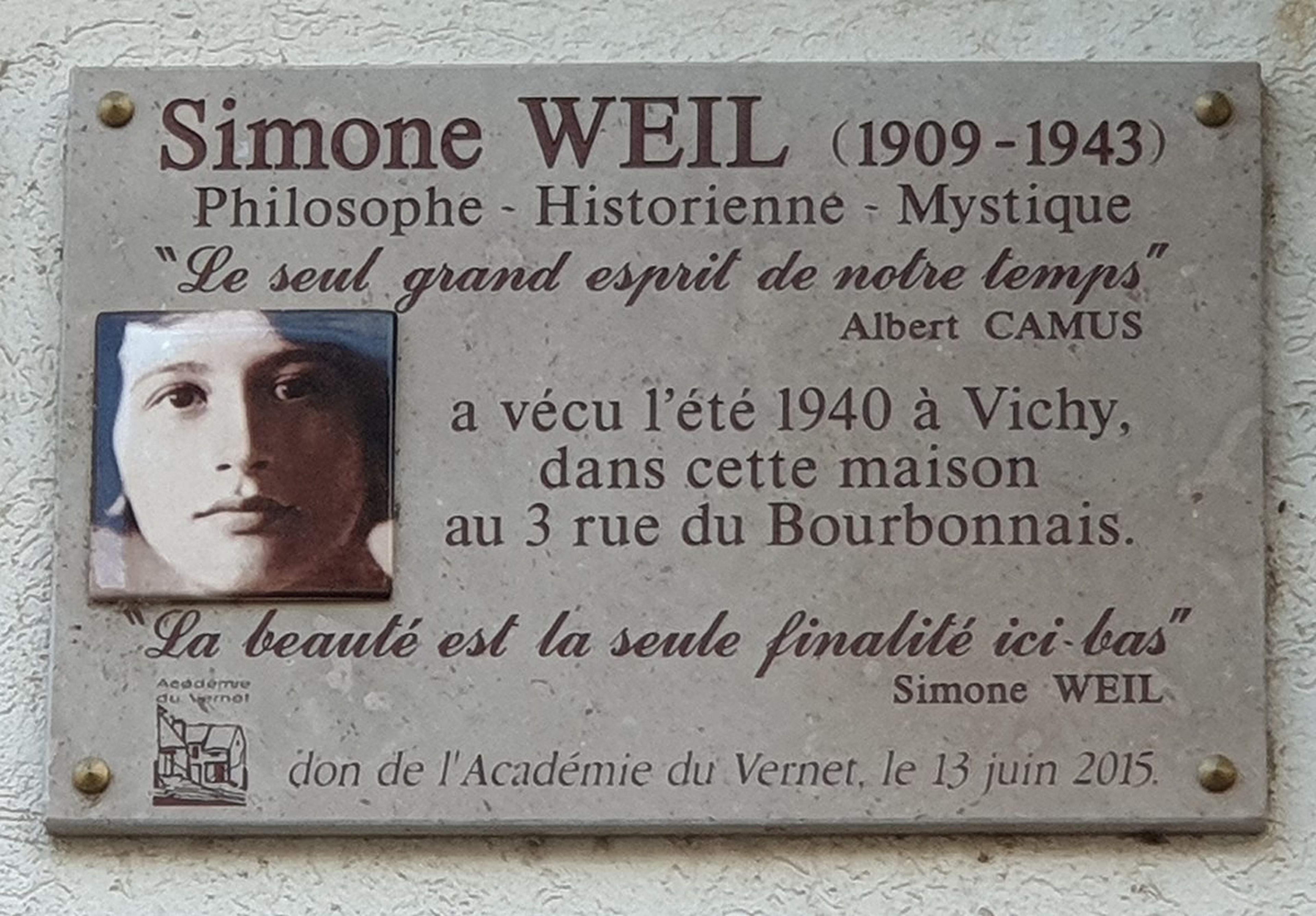Placa dedicada a Simone Weil en Vichy –Francia– (Wikimedia – TCY)