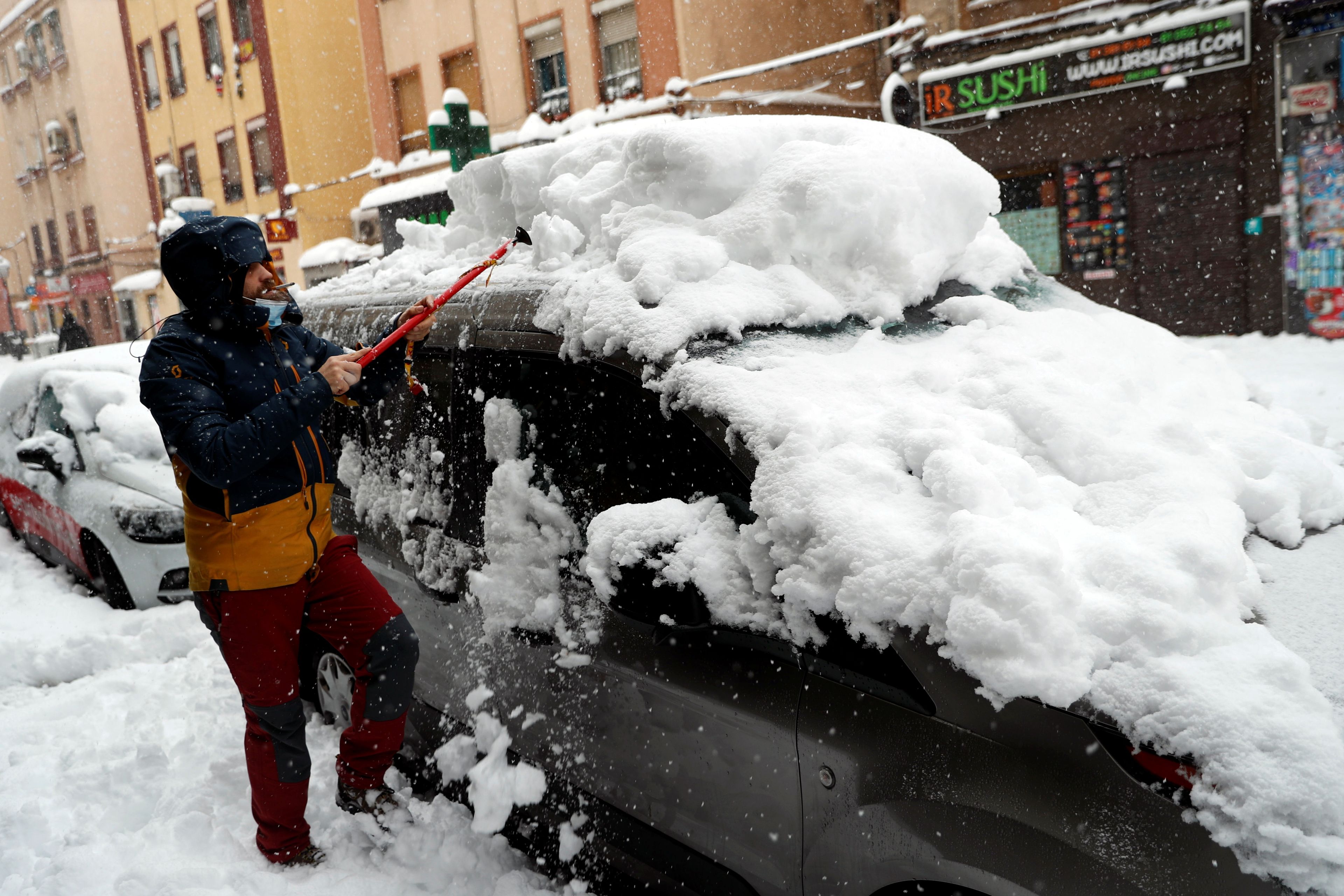 quitar nieve del coche, temporal en Madrid
