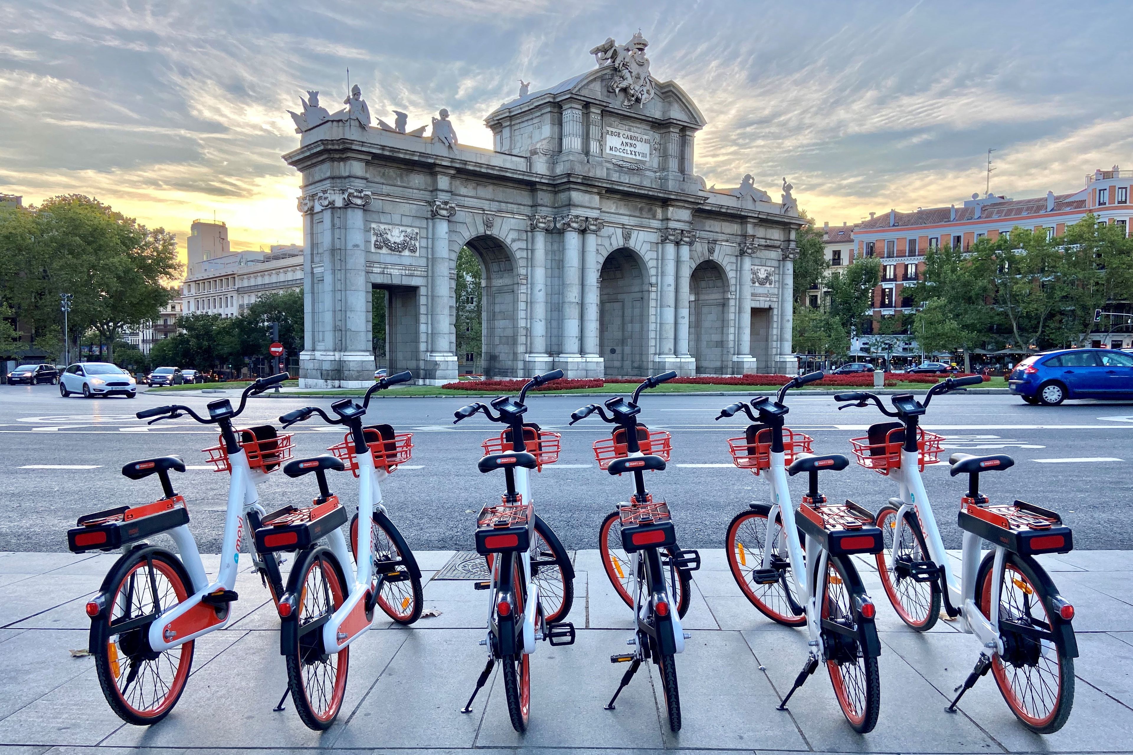 Bicicletas eléctricas compartidas de RideMovi en Madrid.