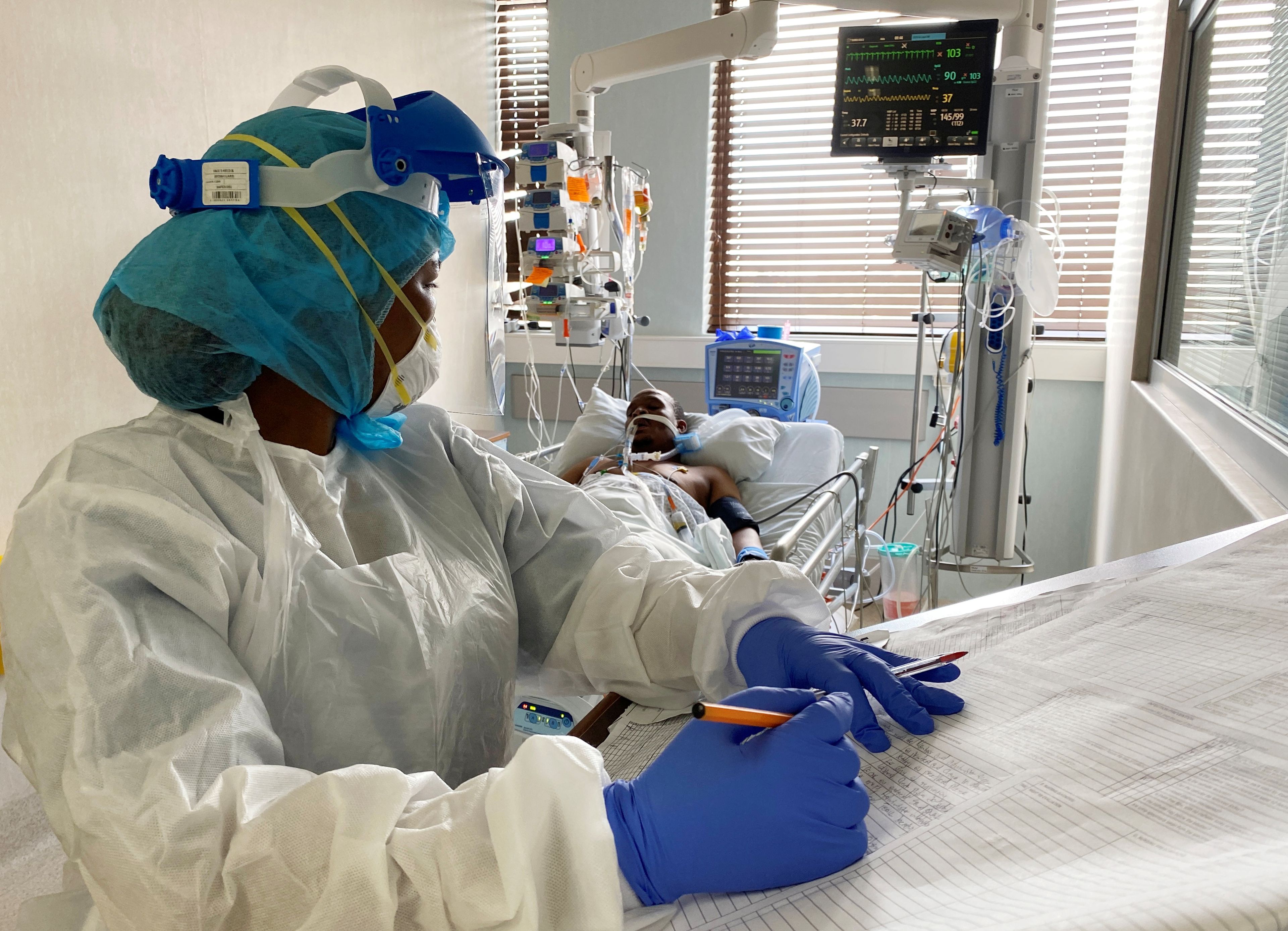 Una sanitaria en un hospital de Sudáfrica durante la pandemia del coronavirus