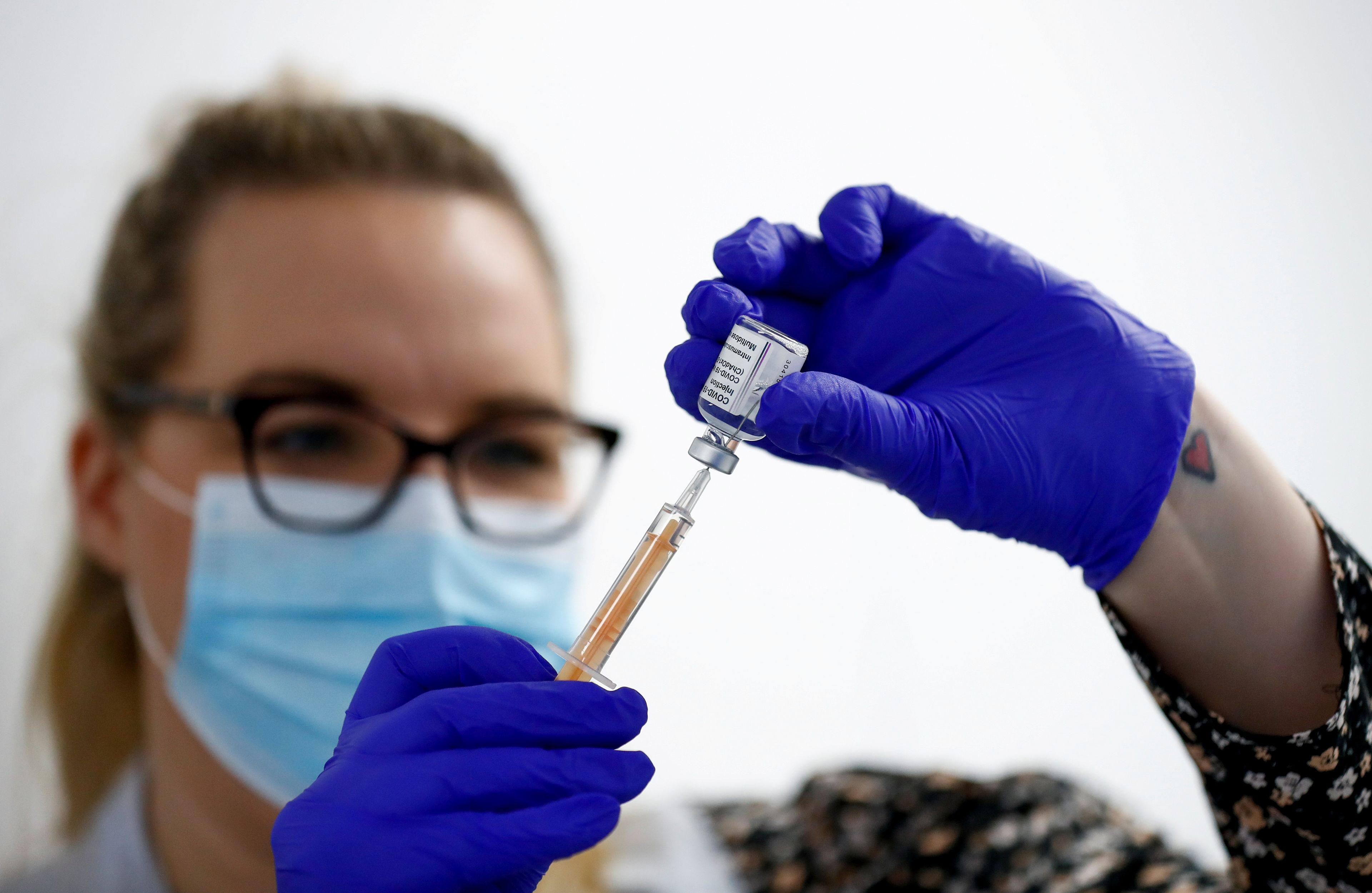 Una sanitaria prepara una vacuna inyección de la vacuna de Oxford y AstraZeneca.
