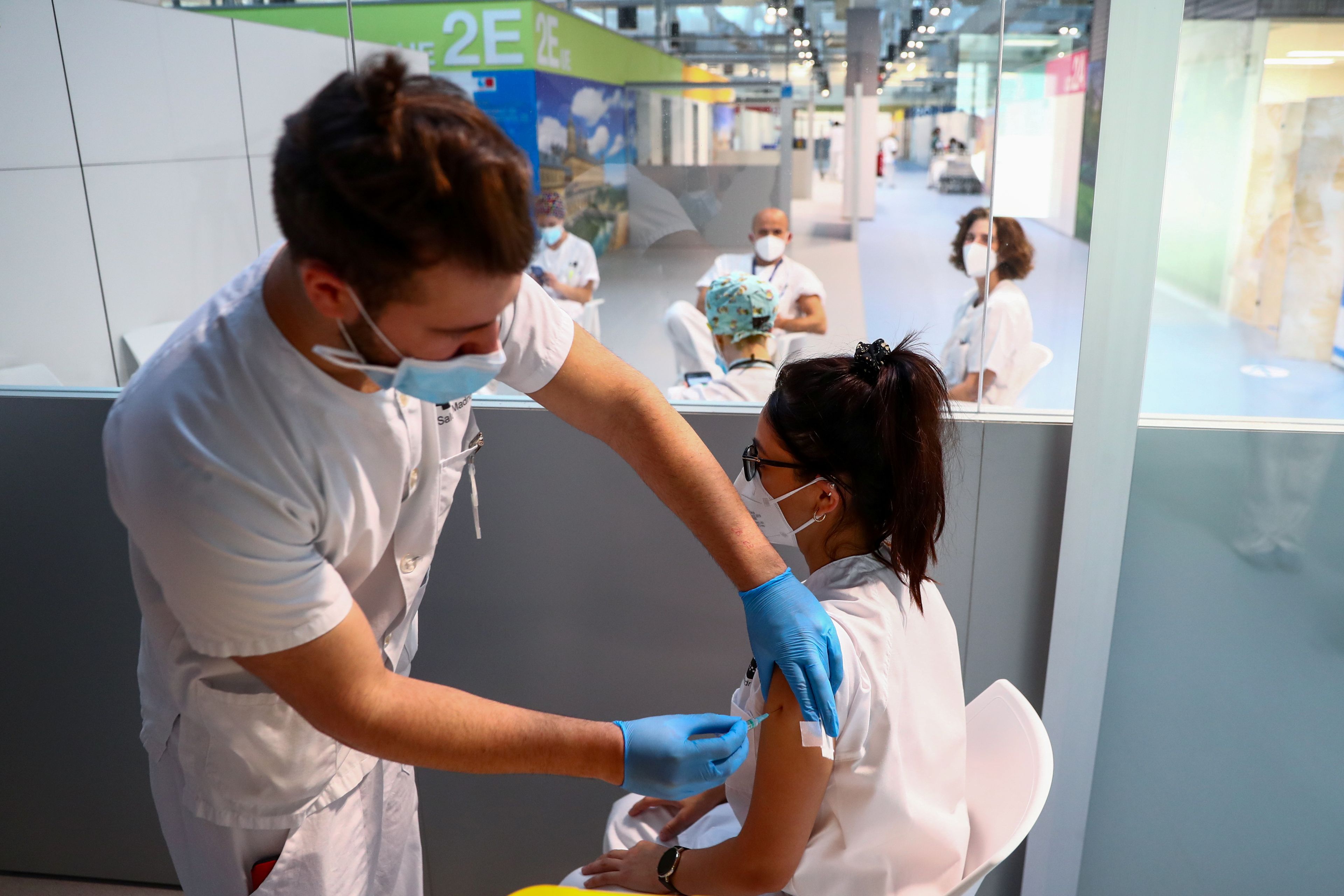 Una sanitaria recibe una vacuna en el Hospital Isabel Zendal de Madrid
