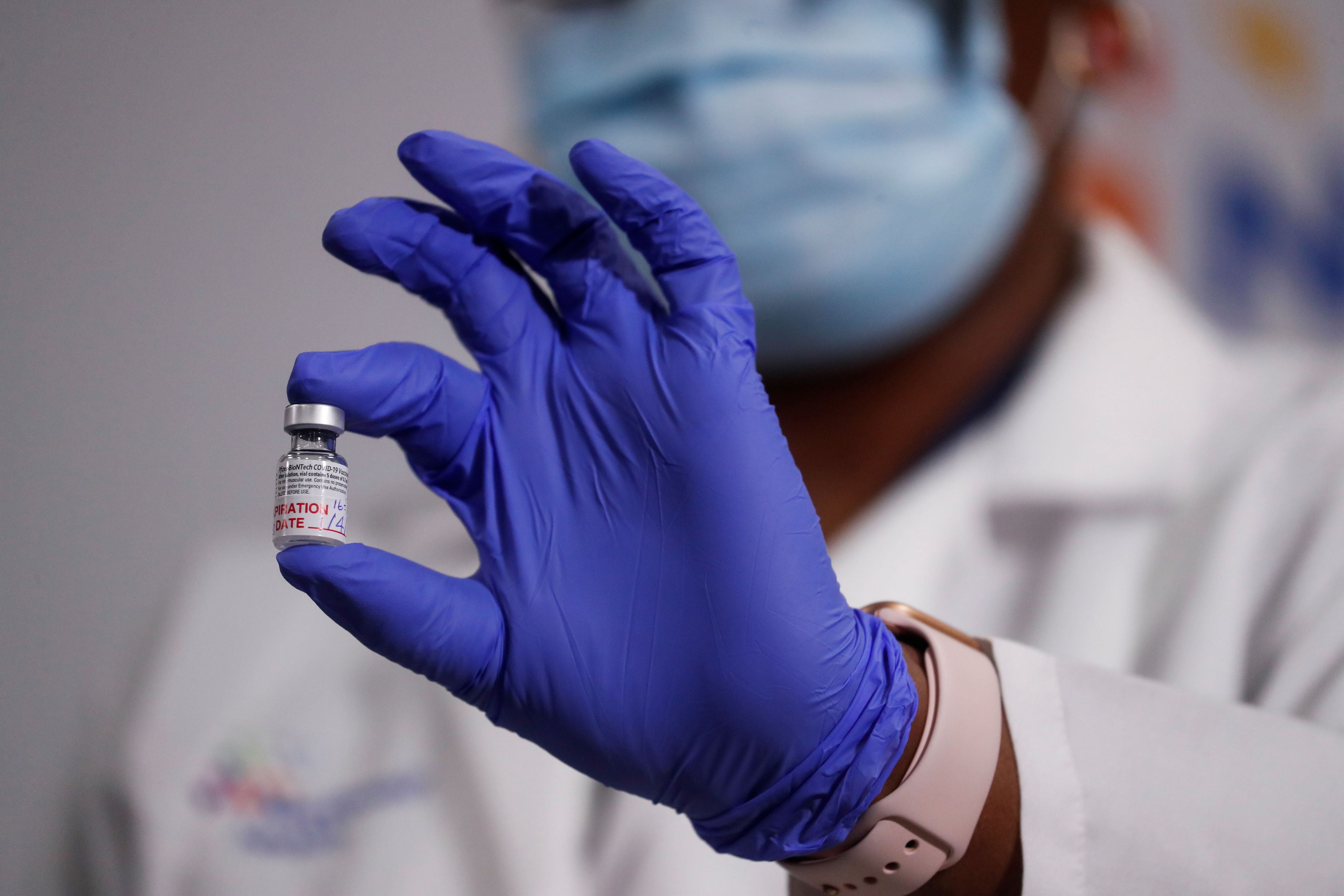 Un sanitario muestra un vial de la vacuna de Pfizer y BioNTech.