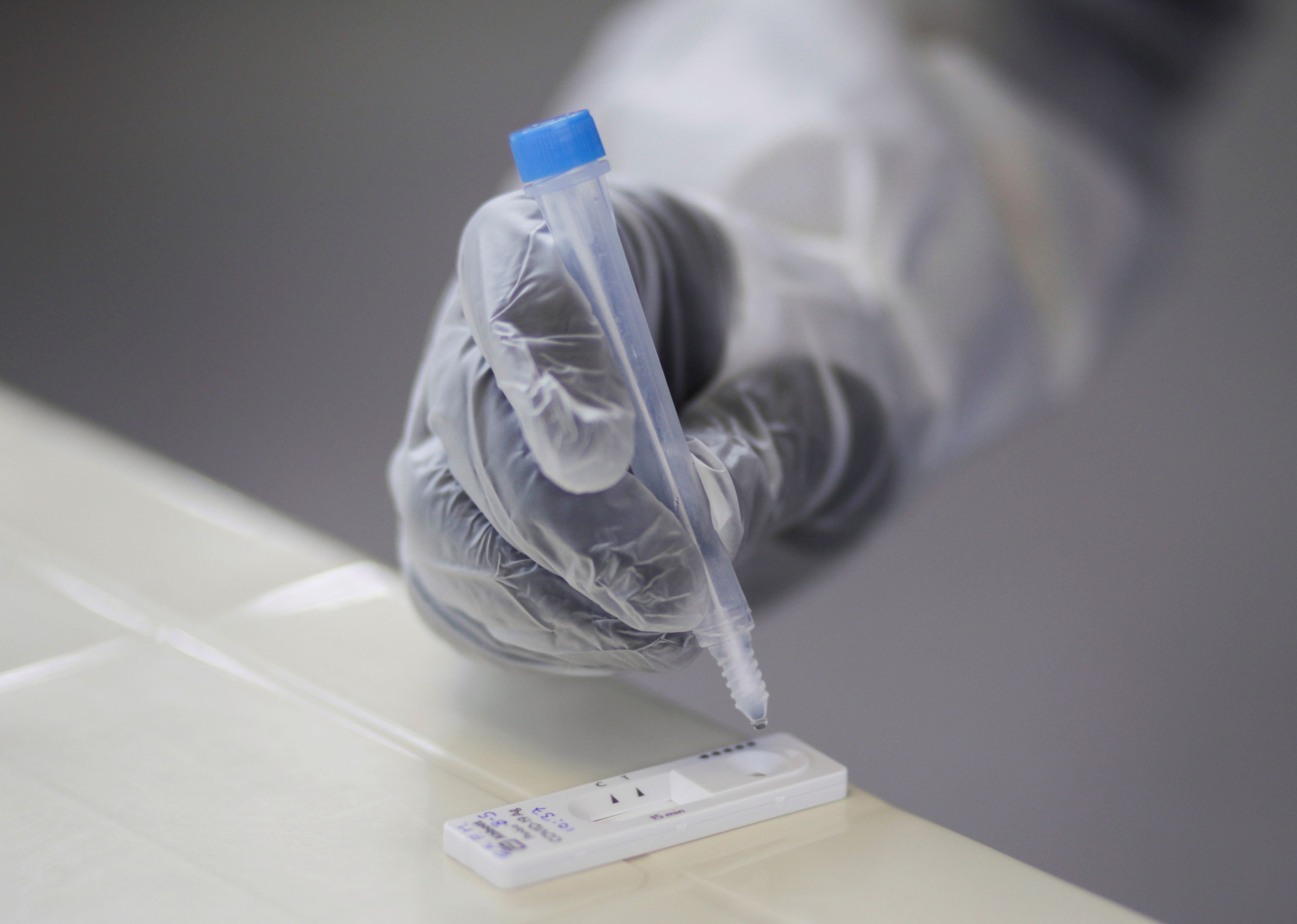 Un sanitario realiza un test de antígenos.