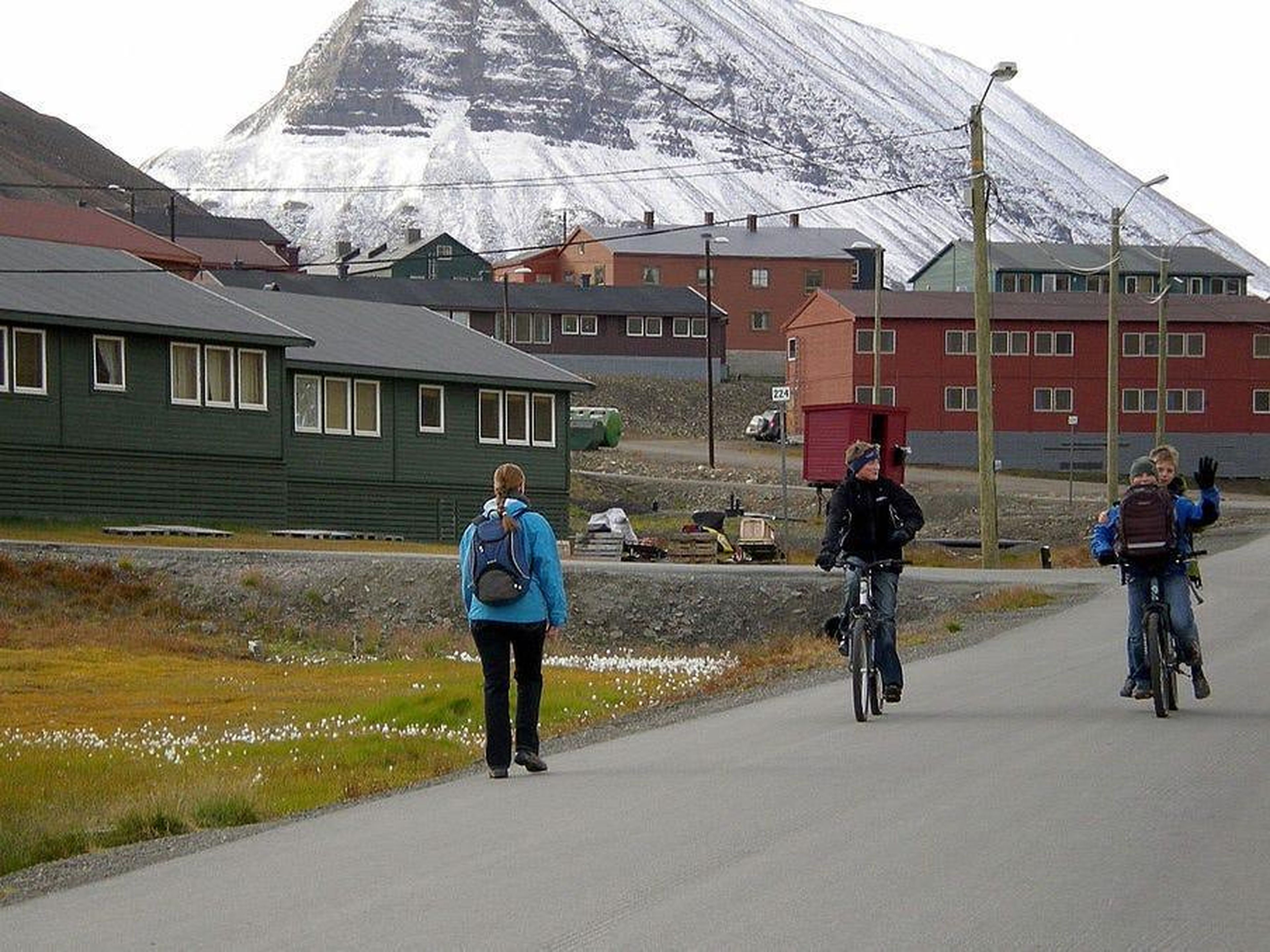Niños regresando a casa desde el colegio en Longyearbyen.