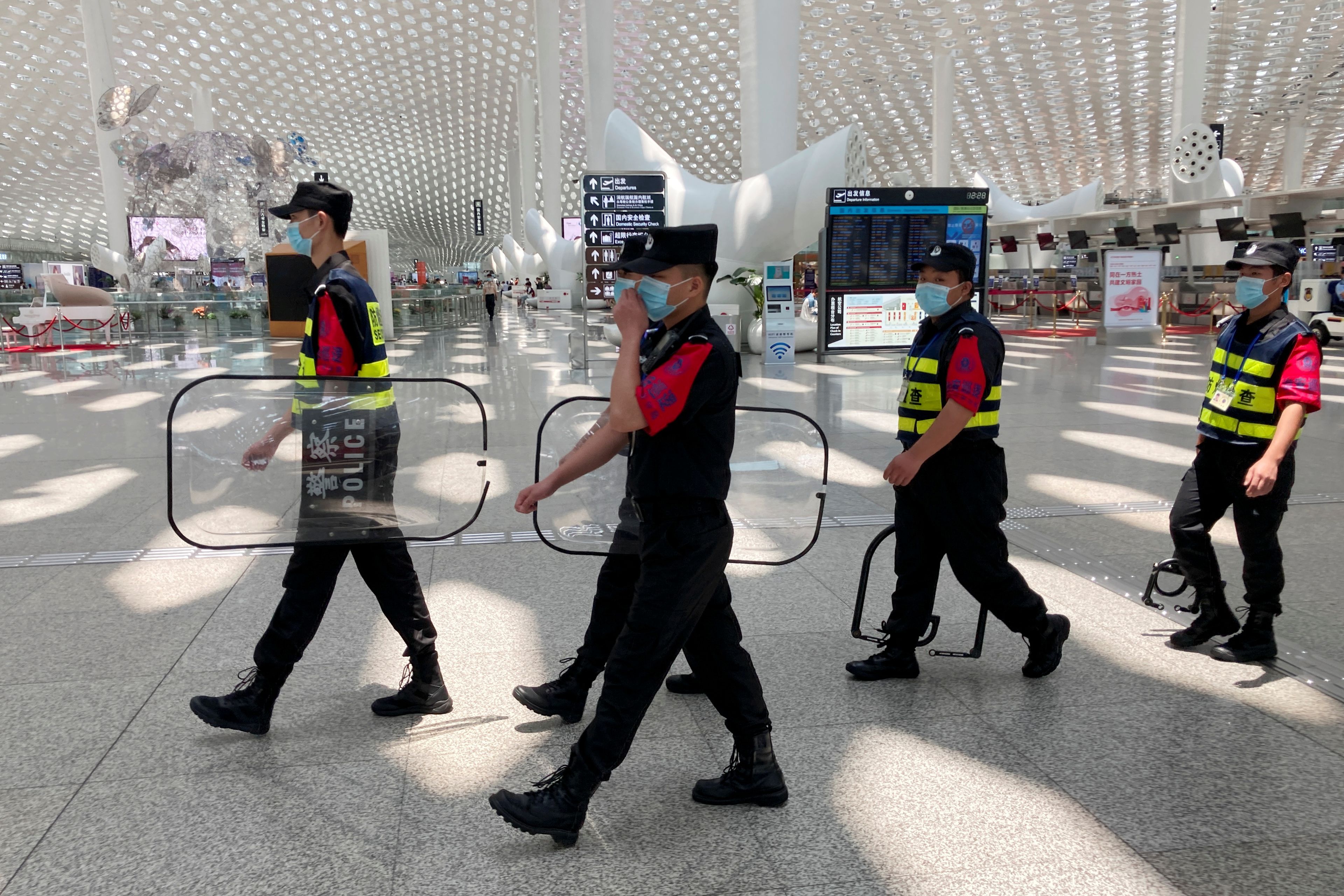 Seguridad en el aeropuerto internacional de Shenzhen Baoan en Shenzhen, China.