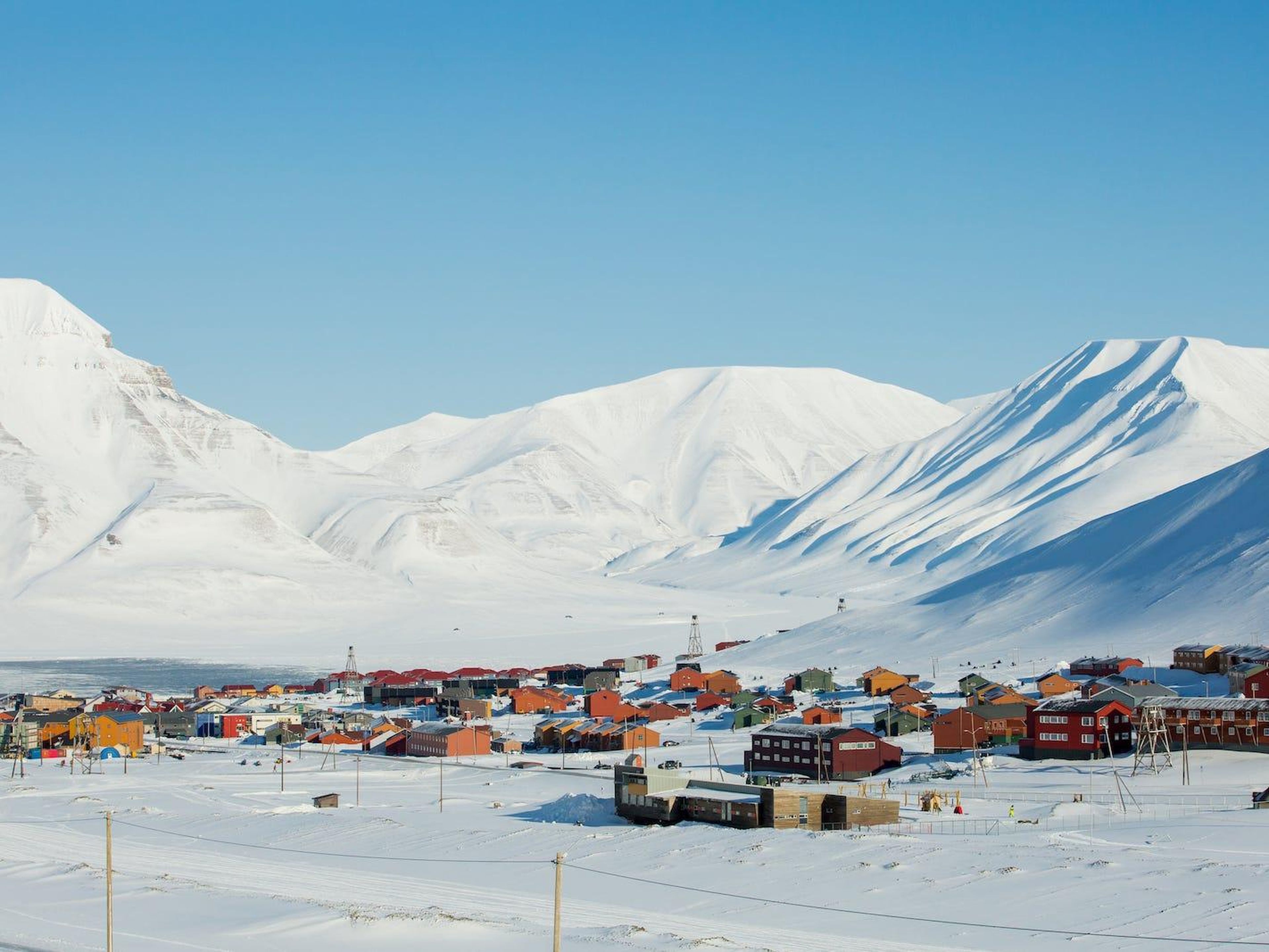 La pequeña ciudad de Longyearbyen entre montañas nevadas del archipiélago noruego de Svalbard.
