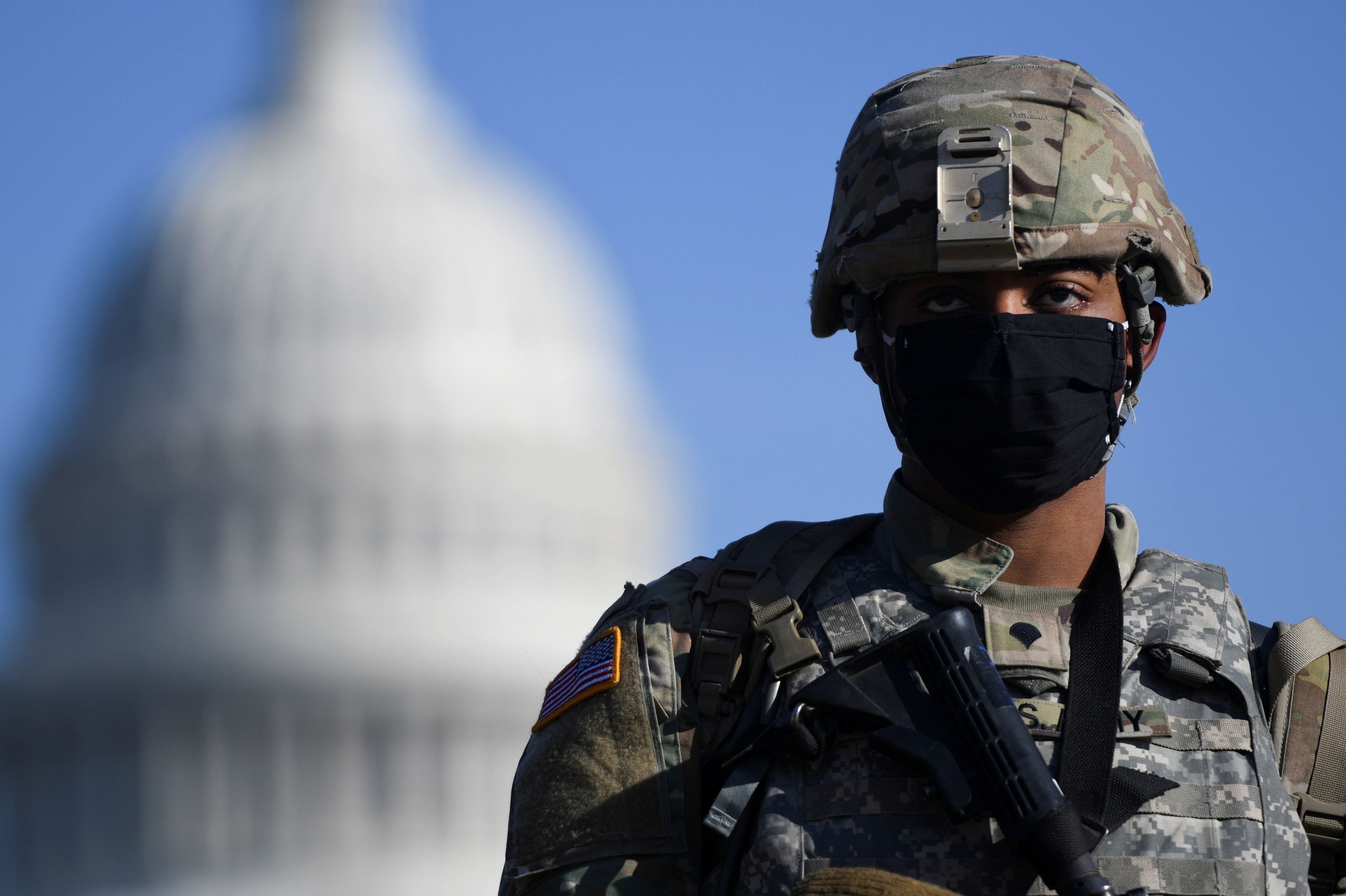 Un soldado vigila el edificio del Capitolio