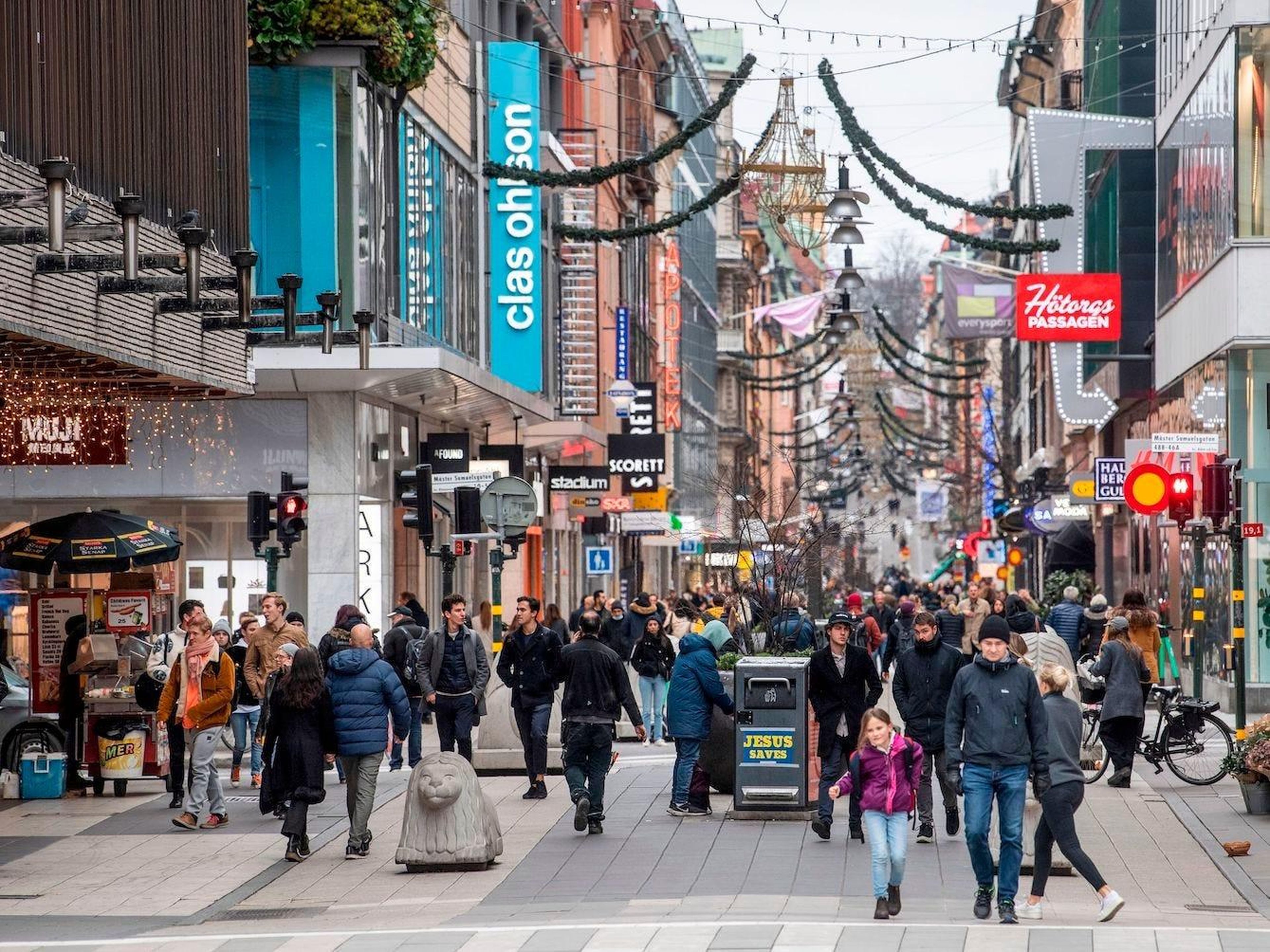 La gente pasea por la calle comercial Drottninggatan en el centro de Estocolmo, Suecia, el 10 de noviembre de 2020.