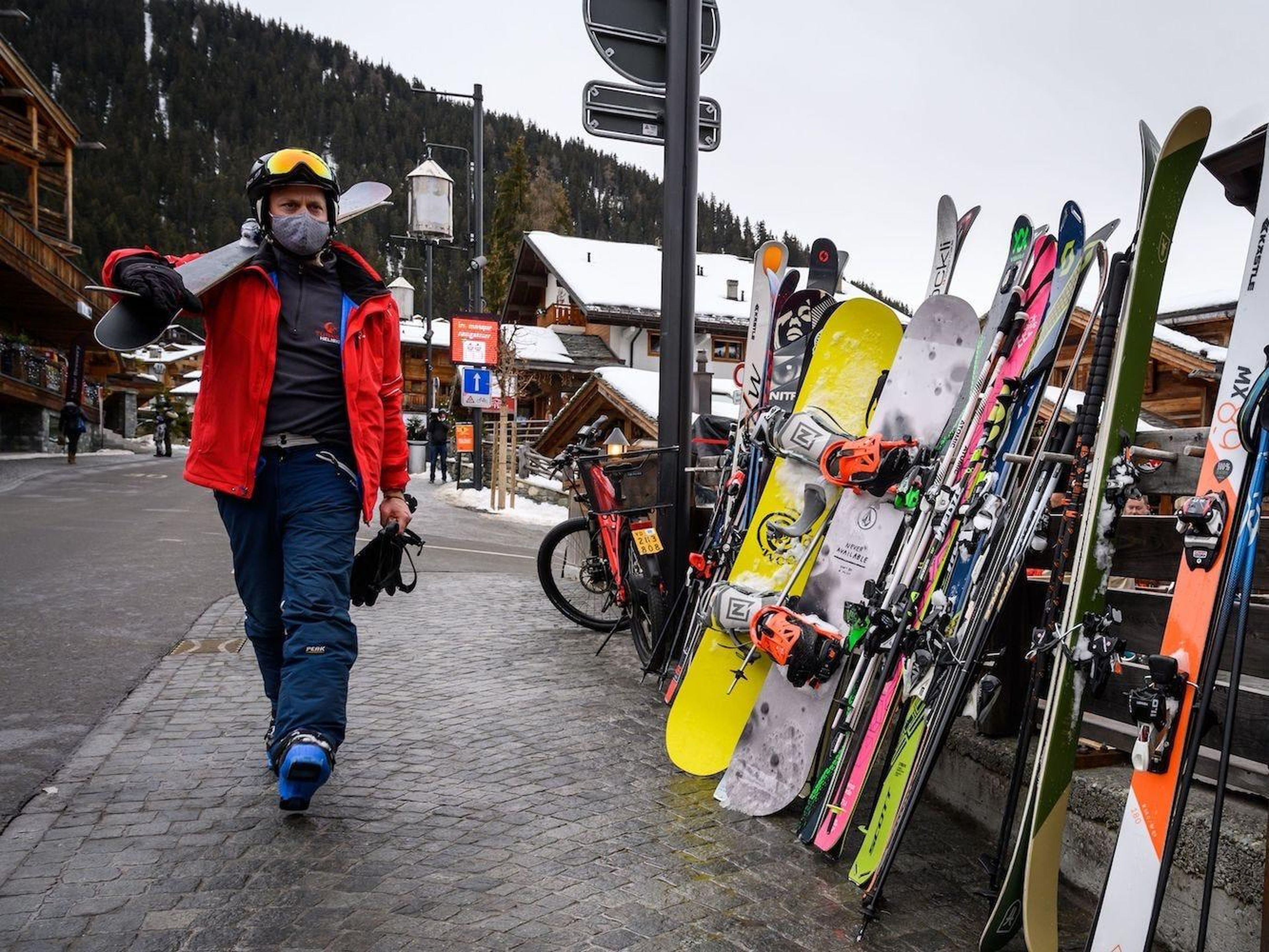Un esquiador con mascarilla junto a un bar de après-ski en la estación alpina de Verbier, el 21 de diciembre de 2020.