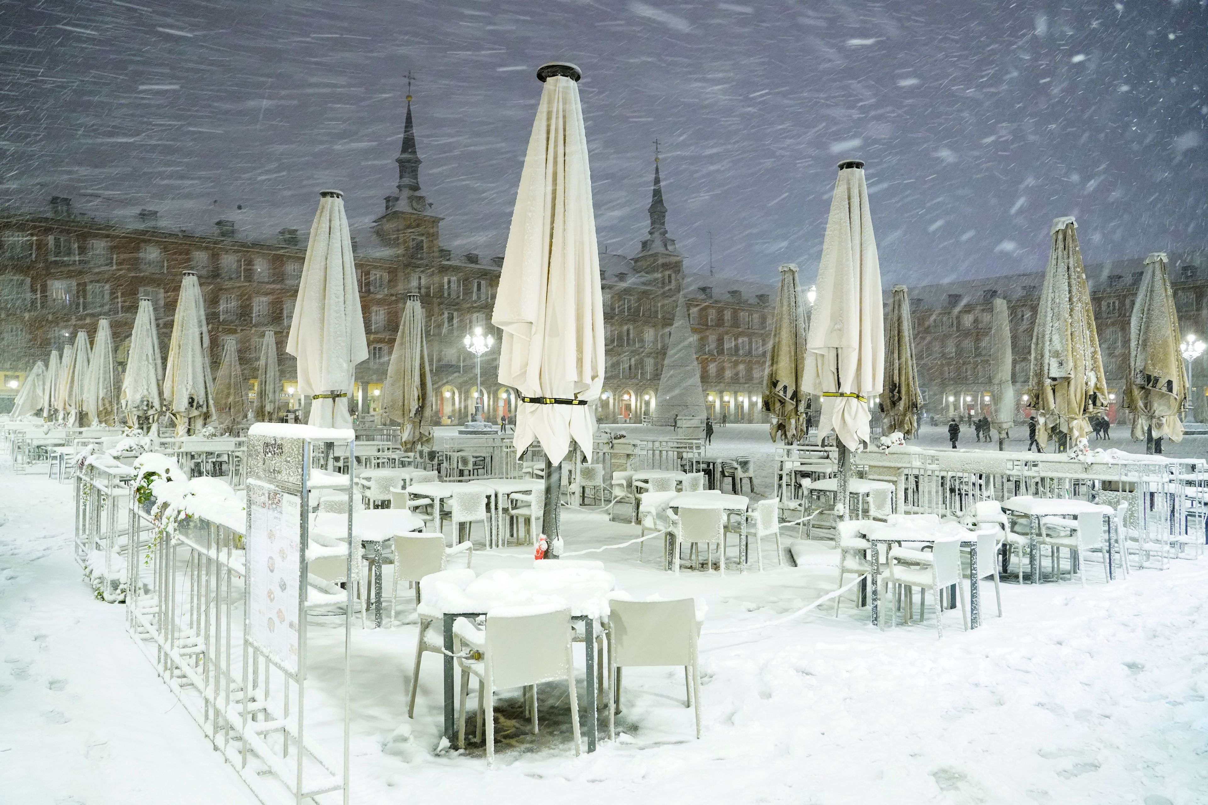 Una terraza de la Plaza Mayor de Madrid totalmente cubierta de nieve durante la noche del viernes 8 de enero.
