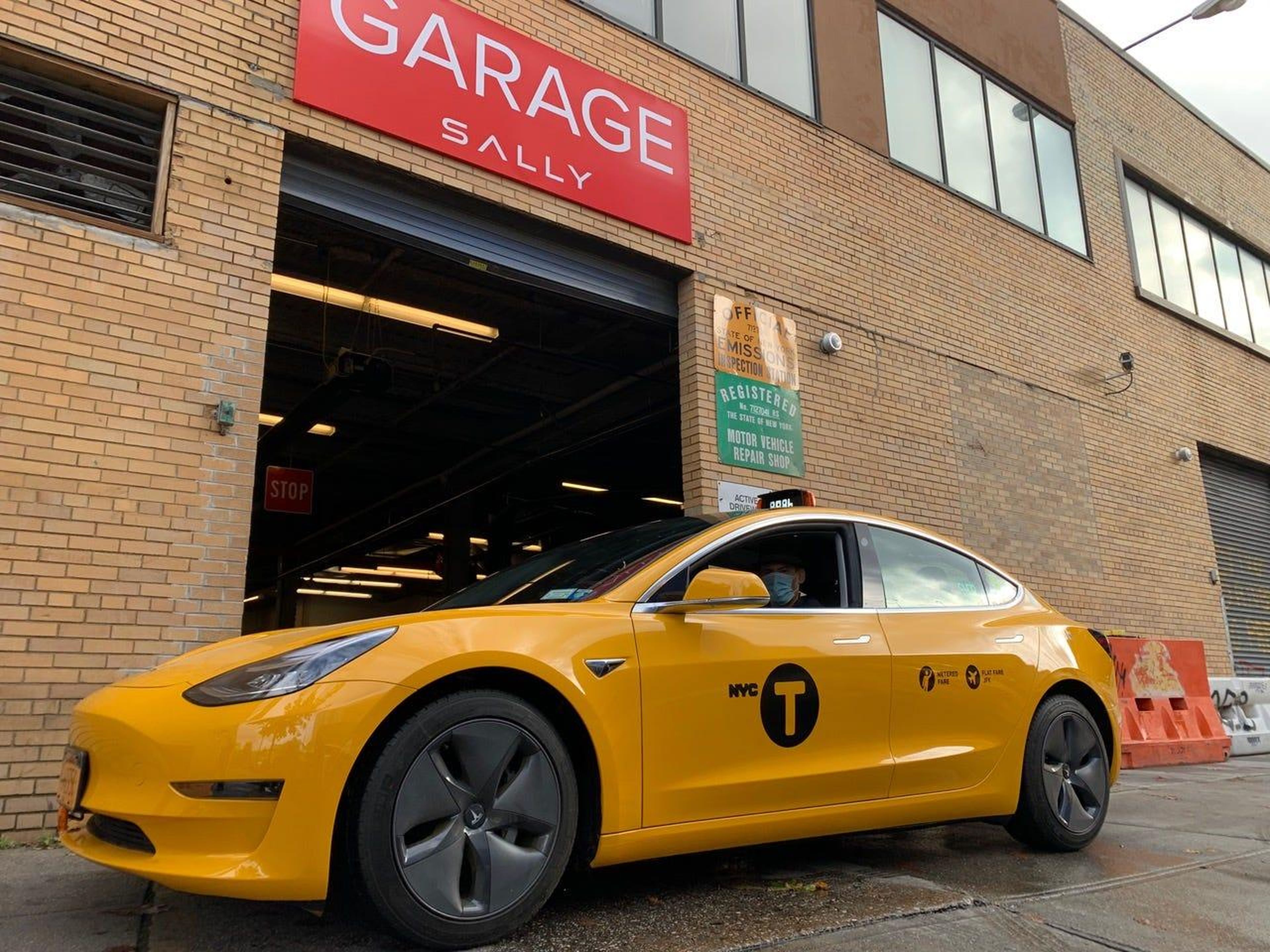 Tesla no lanzó una flota de robotaxis en 2020, pero en Nueva York se ha visto el primer taxi amarillo Tesla.