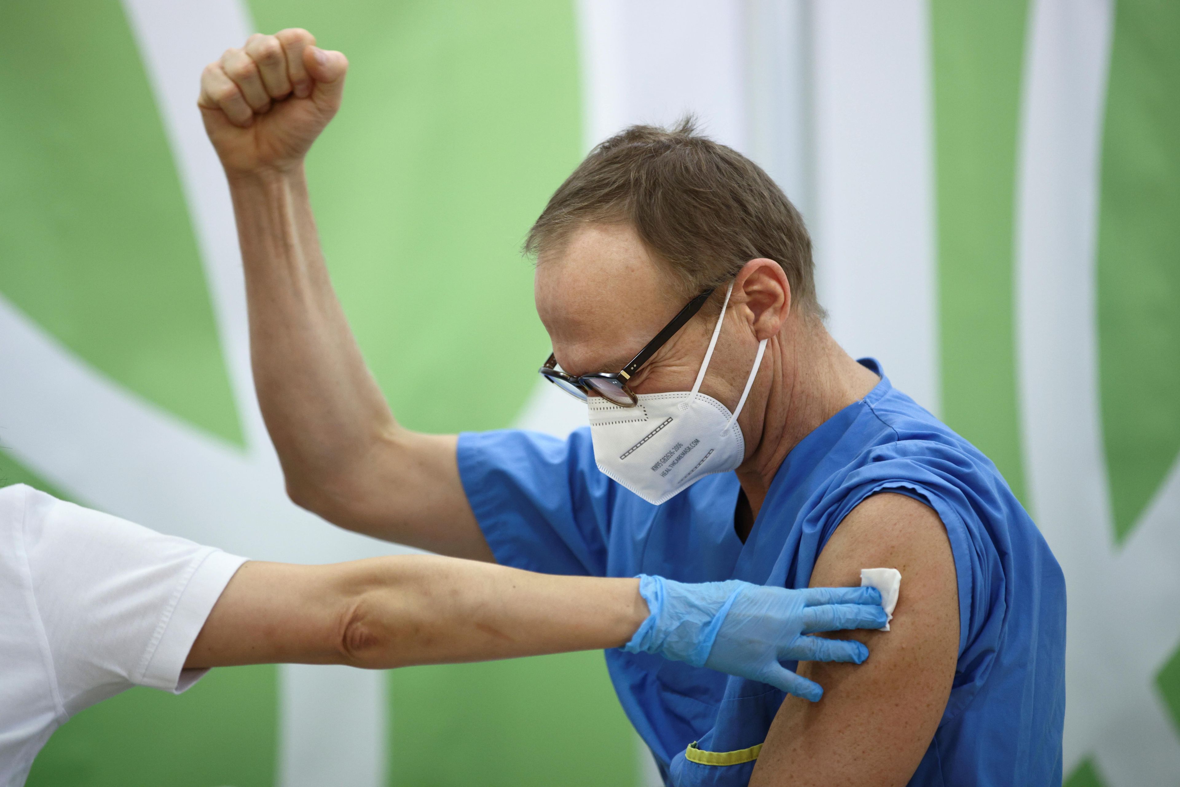 Un trabajador sanitario recibe una de las primeras vacunas de Pfizer y BioNTech en Austria.