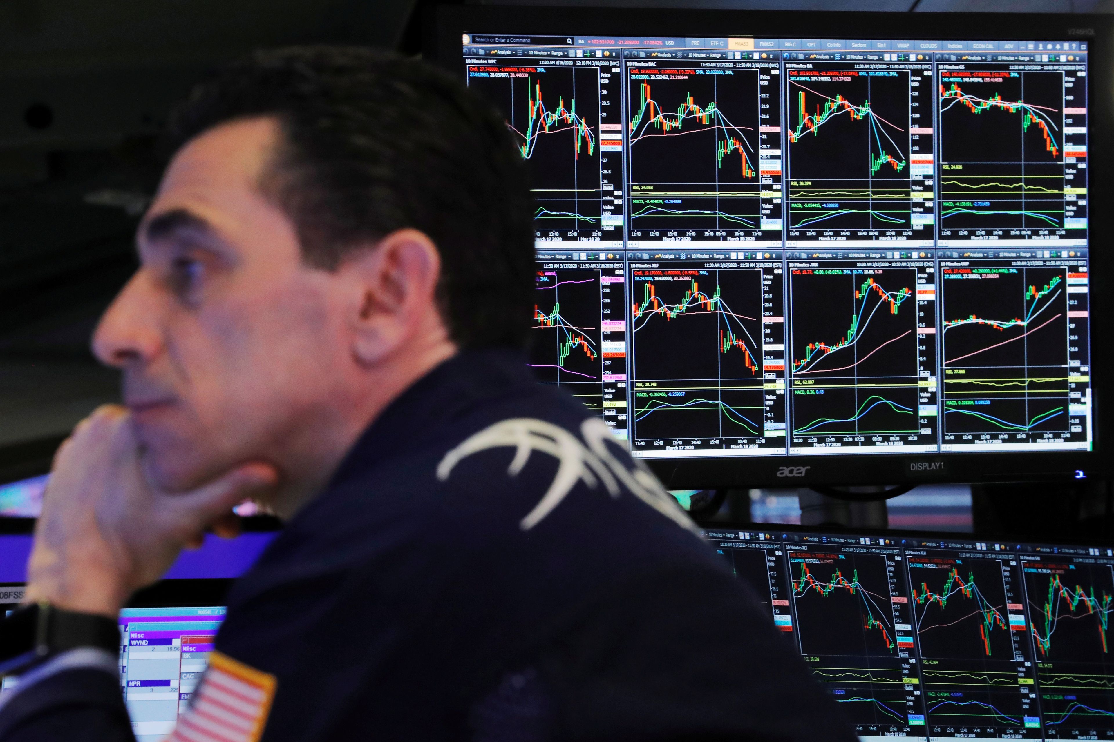 Trader atento a las cotizaciones en Wall Street.