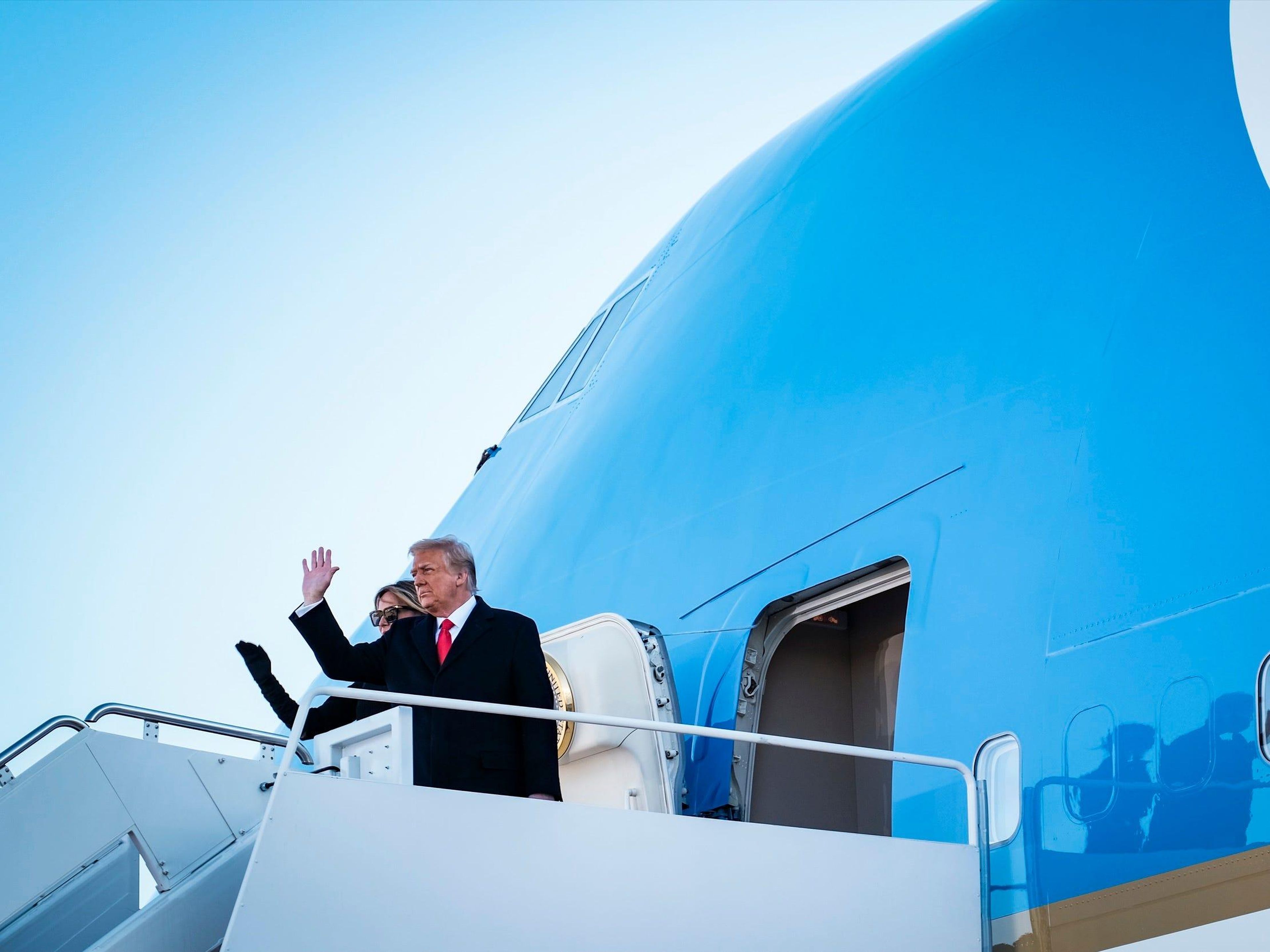 El presidente Donald Trump volando en el Air Force One por última vez.
