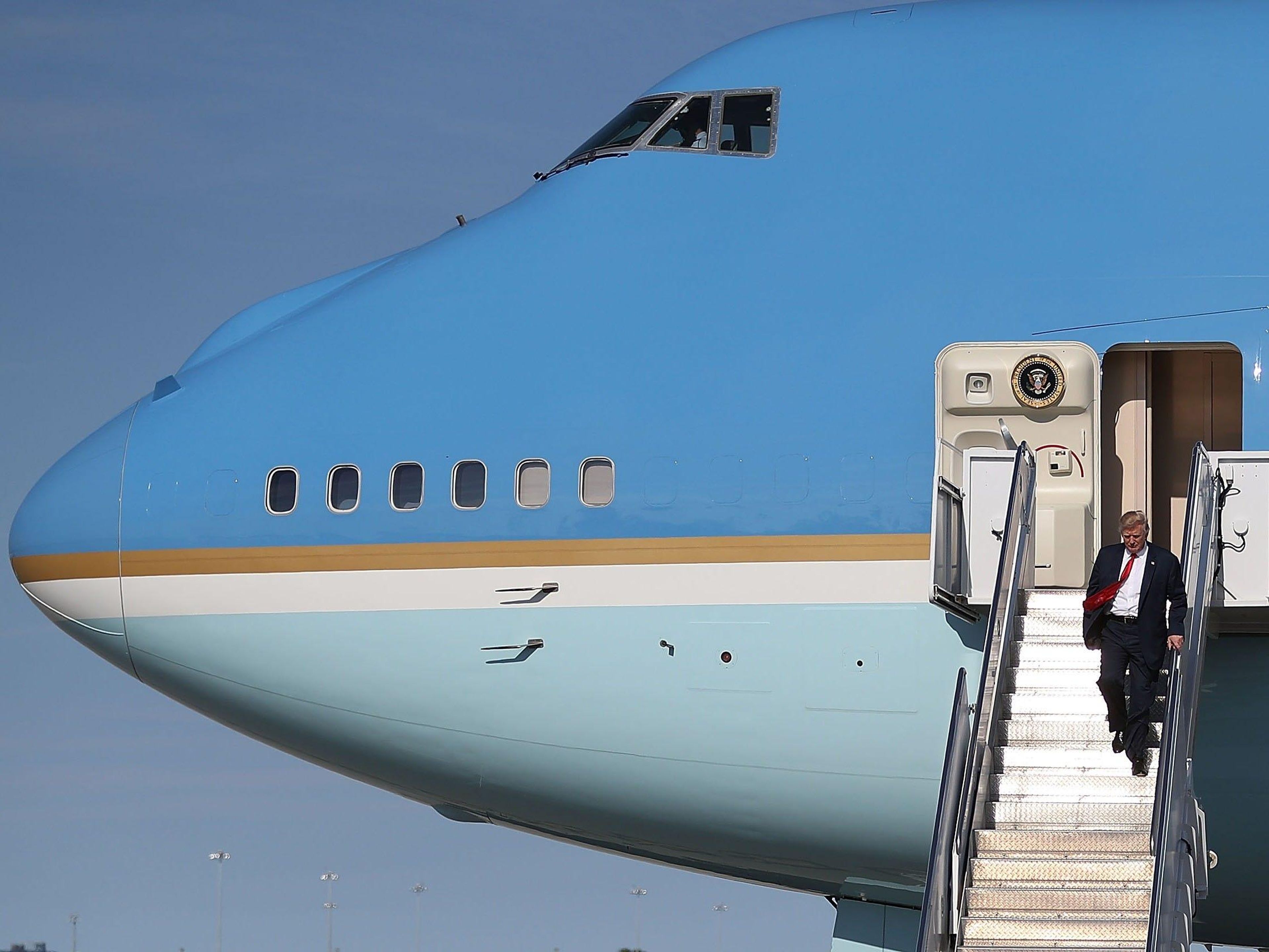 El presidente Donald Trump desembarca del Air Force One.
