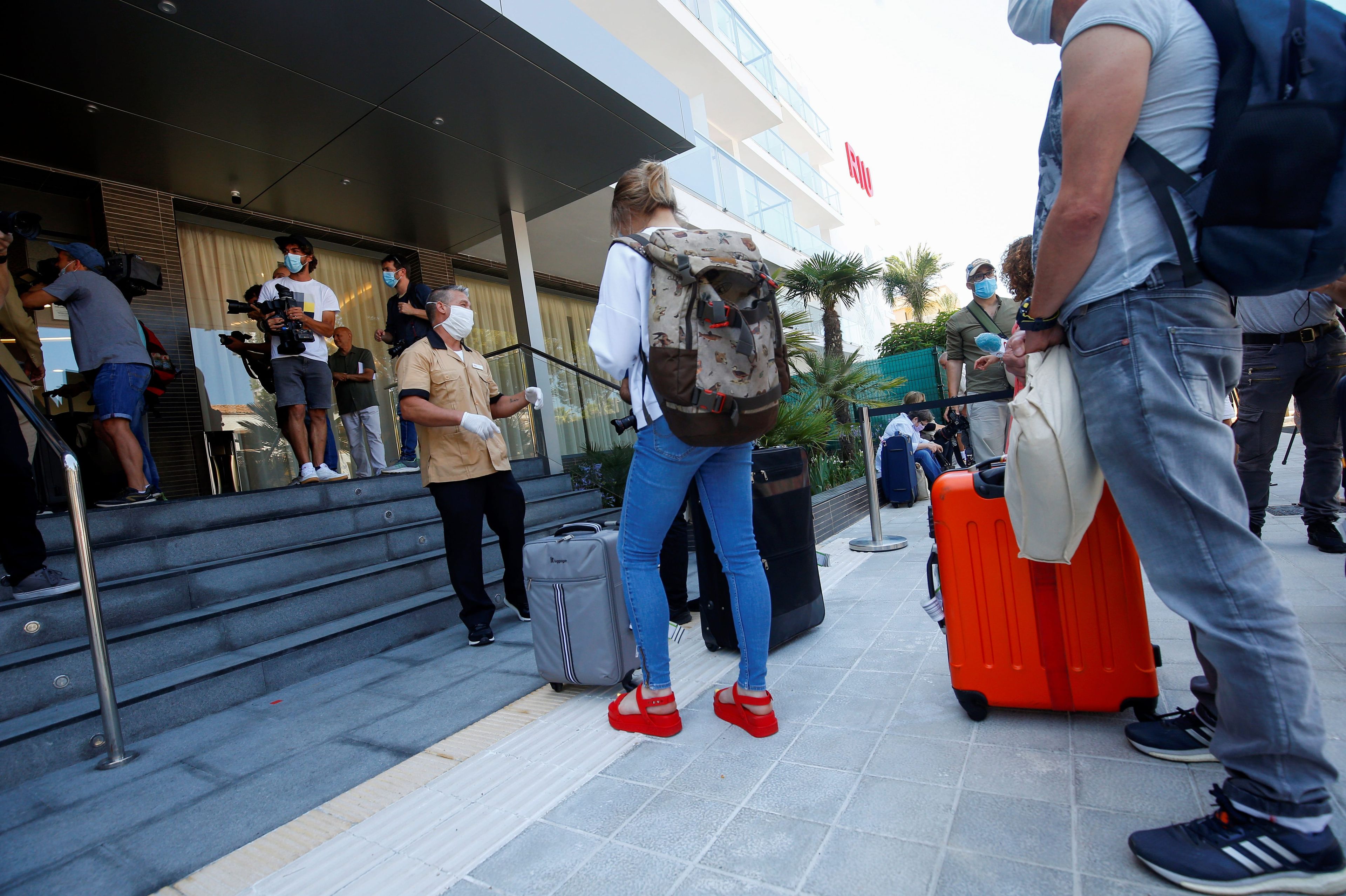 Turistas esperando para entrar en un hotel en Palma de Mallorca.