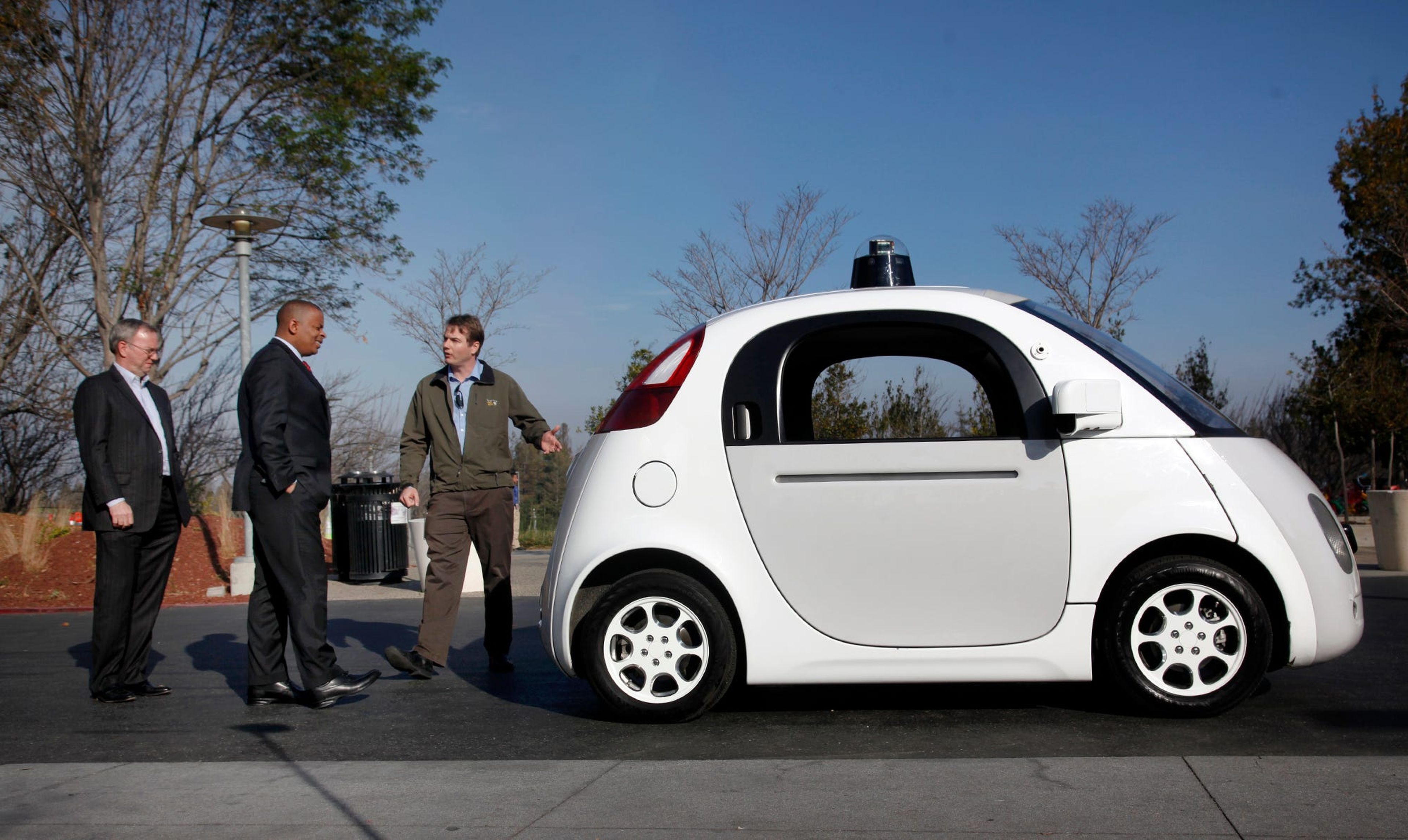 Urmson, a la derecha, muestra el modelo Firefly al presidente de Google, Eric Schmidt, y al secretario de transporte de EEUU Anthony Foxx.