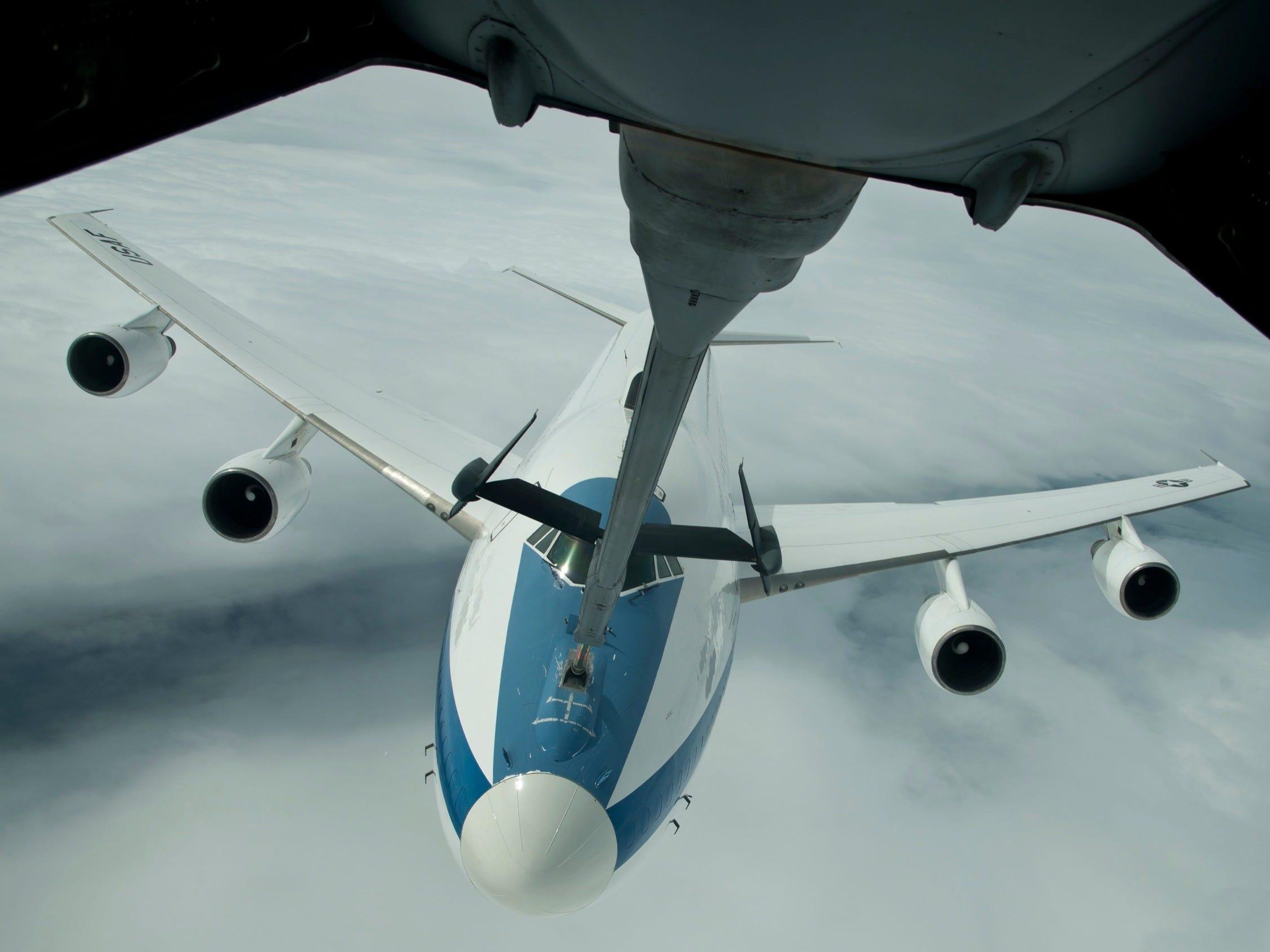 Un avión Boeing E-4B repostado en el aire por un camión cisterna de combustible de la Fuerza Aérea.
