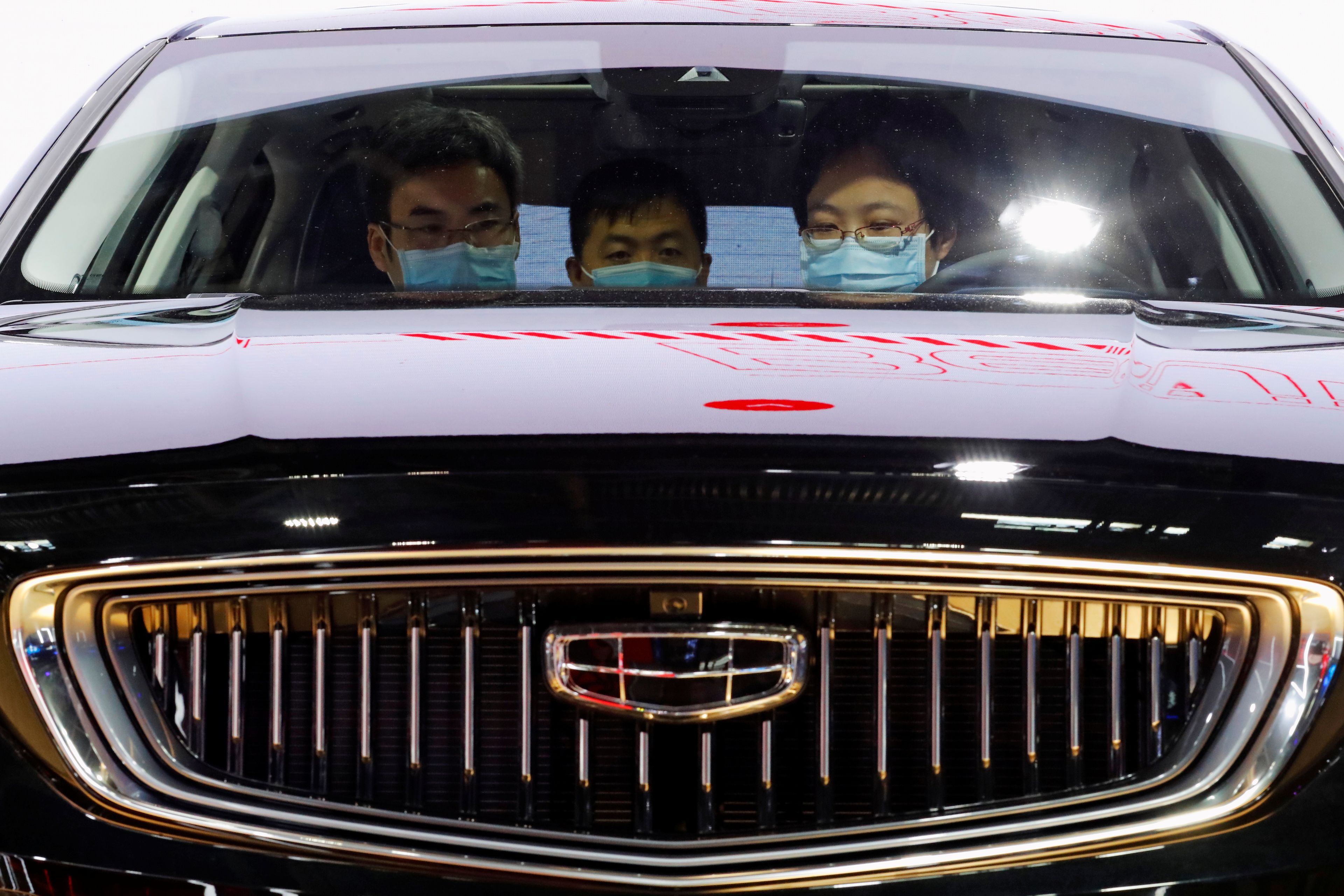 Un vehículo de Geely dentro de la feria internacional de motor de Pekín en 2020