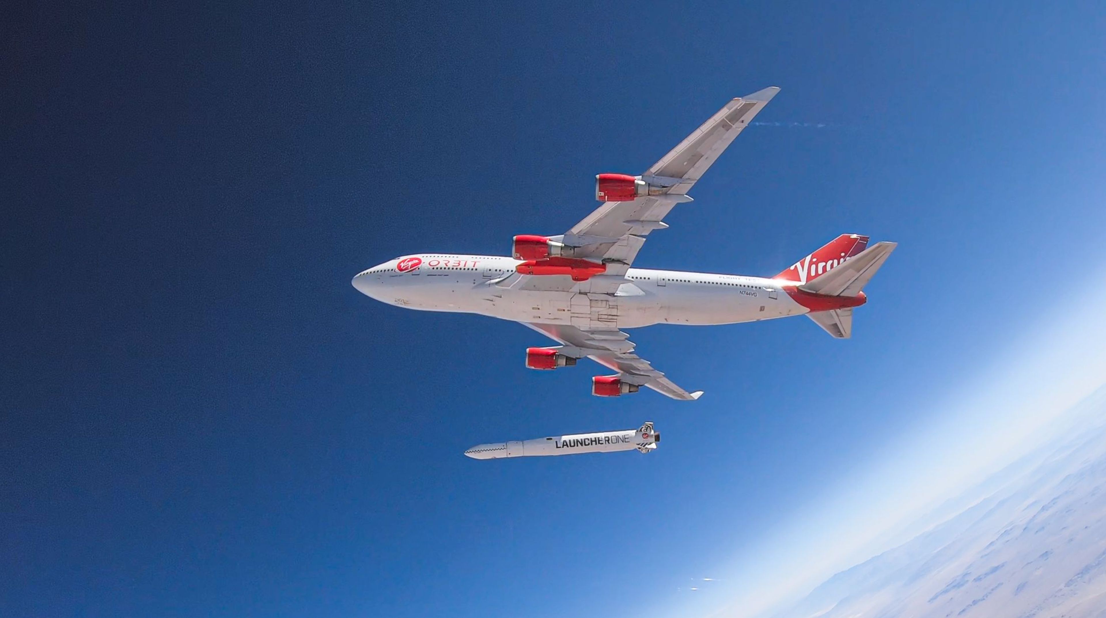 El avión de Virgin Orbit poniendo en órbita el cohete LauncherOne.