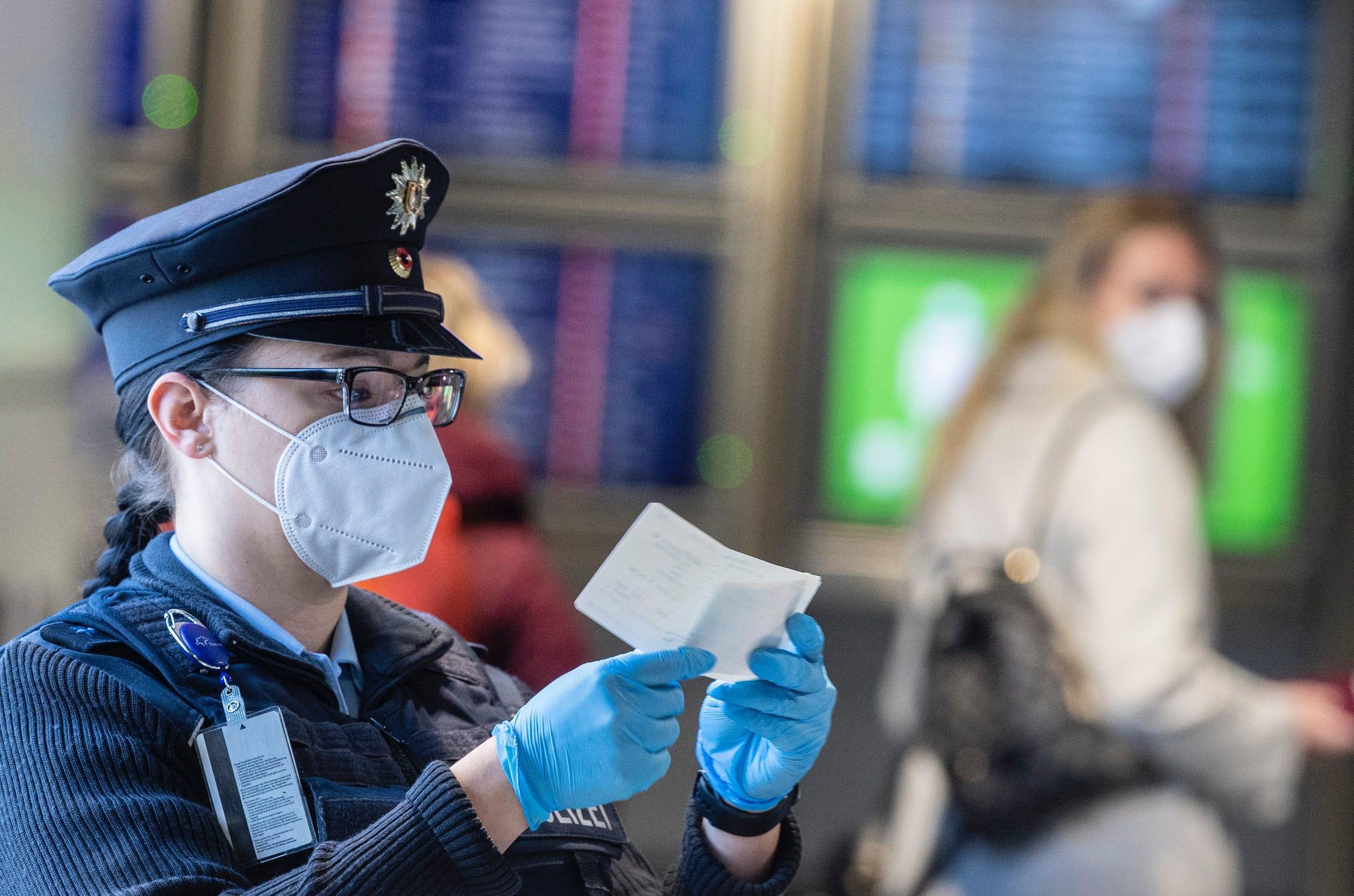 Una oficial de la policía federal en el aeropuerto de Frankfurt en Alemania comprobando un documento de un pasajero que aterrizaba desde Praga.