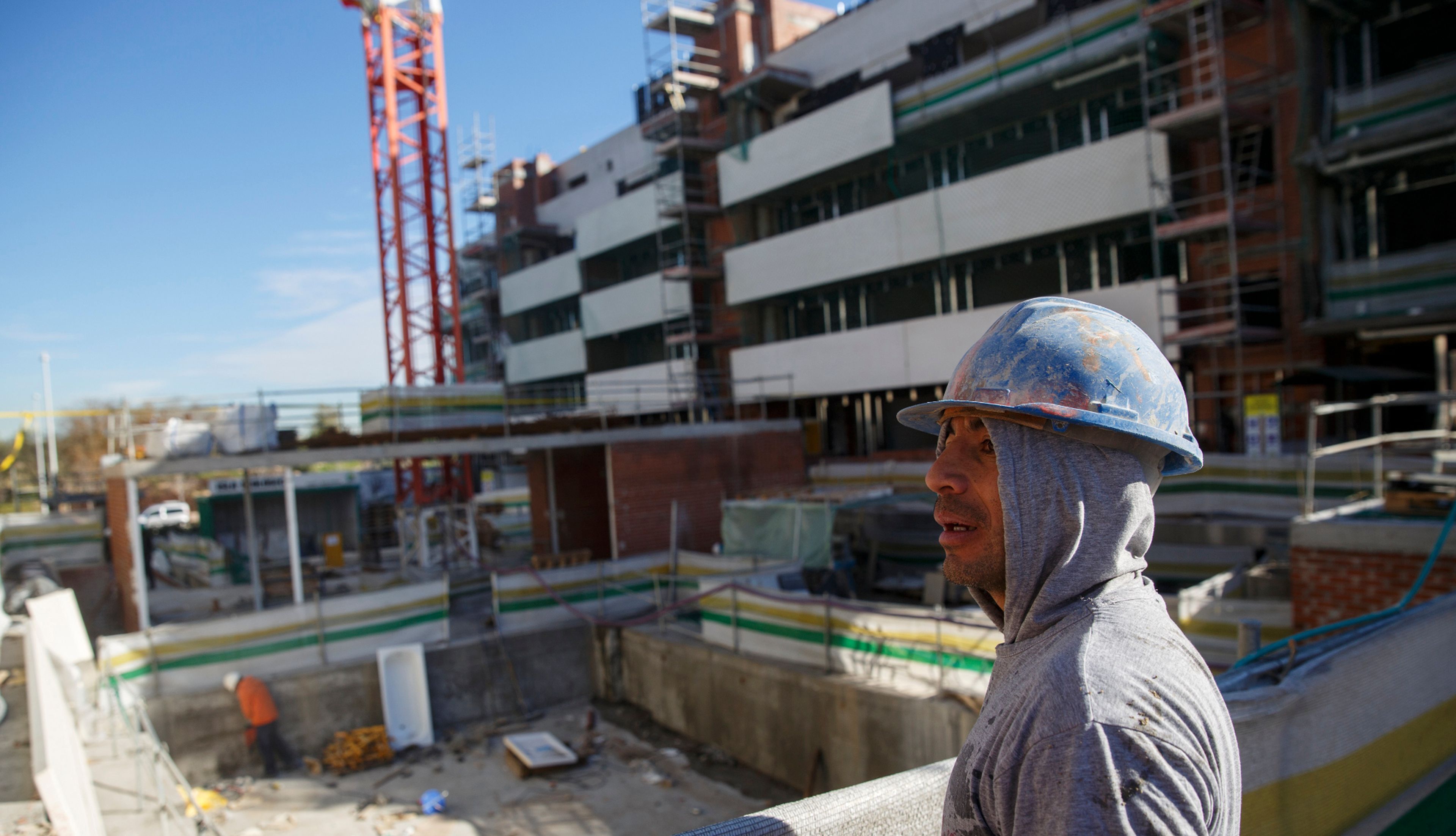 Un albañil en una obra de construcción de un edificio de viviendas en Valdebebas (Madrid)